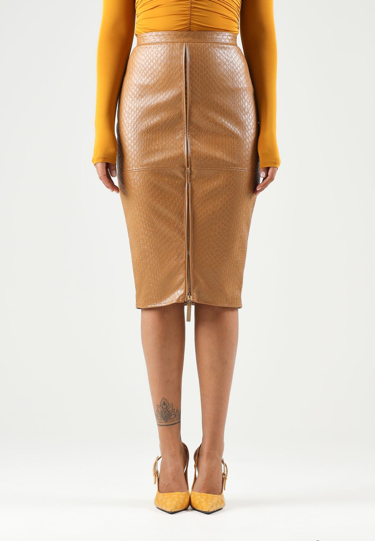 ELISABETTA FRANCHI Gonna midi daino-cuoio per donna effetto pelle e profondo spacco frontale con zip. GO24467E2 AI6 ELISABETTA FRANCHI 