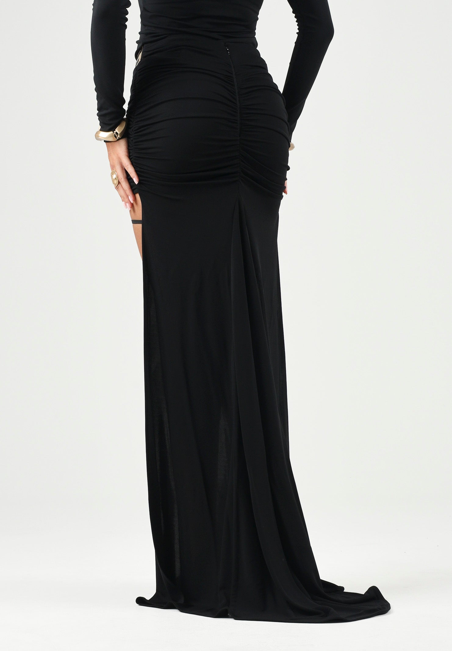 ELISABETTA FRANCHI Gonna in jersey nero da donna con drappeggio e dettagli logo dorati.<BR/> GO24867E2 110 ELISABETTA FRANCHI 