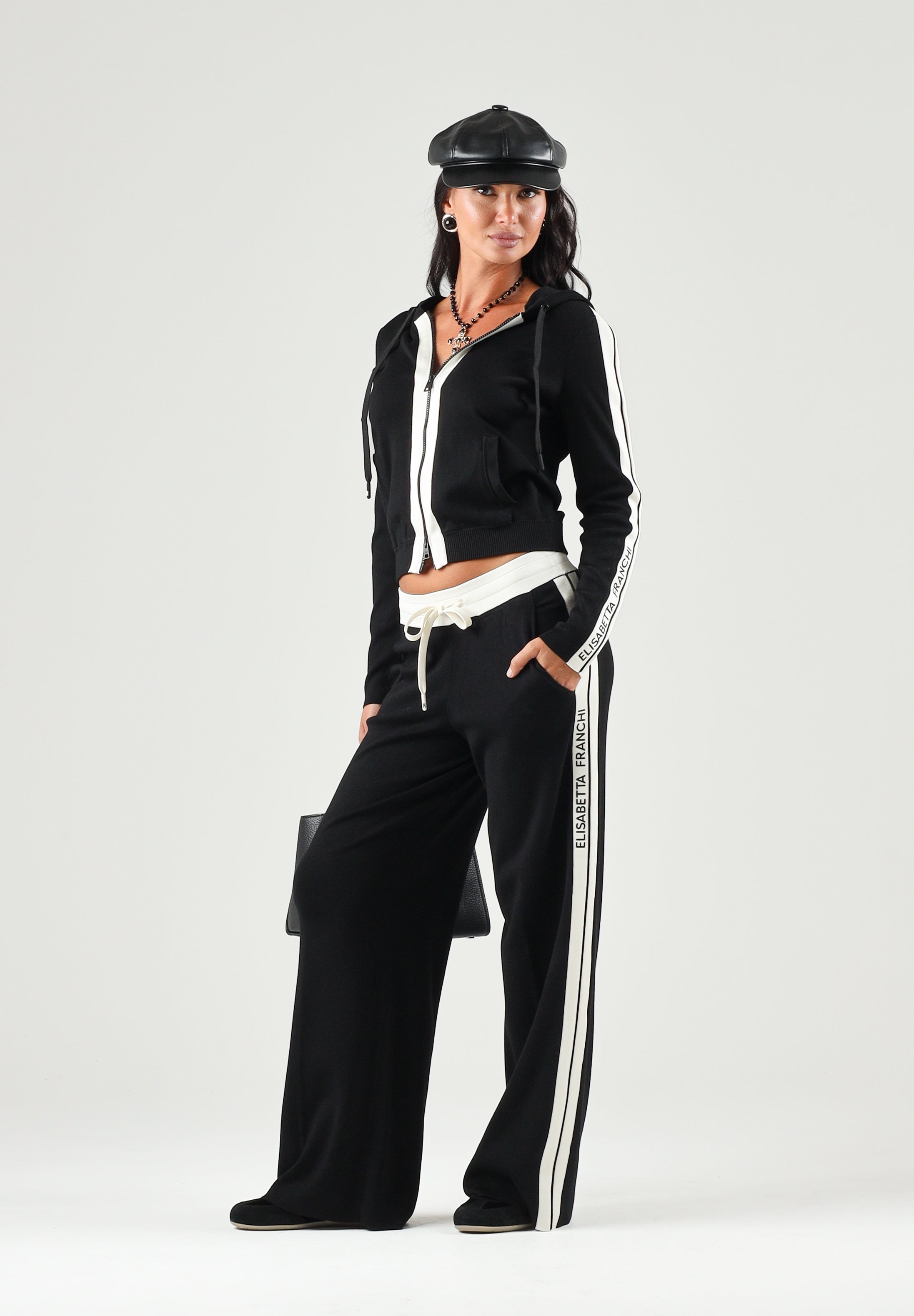ELISABETTA FRANCHI Pantaloni JOGGER nero da donna con coulisse in vita e bande laterali a contrasto. KP75S66E2 685 ELISABETTA FRANCHI 