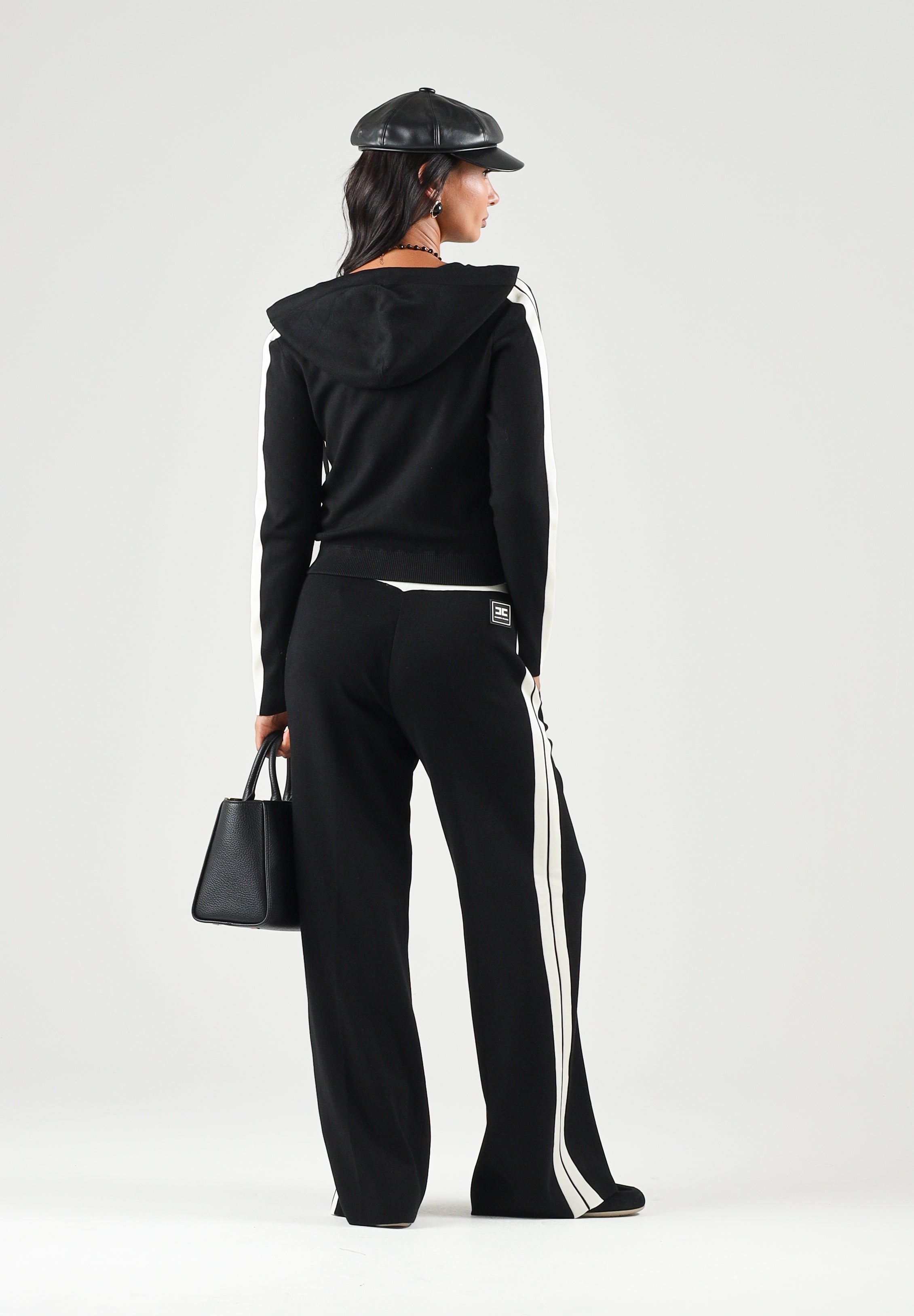 ELISABETTA FRANCHI Pantaloni JOGGER nero da donna con coulisse in vita e bande laterali a contrasto. KP75S66E2 685 ELISABETTA FRANCHI 