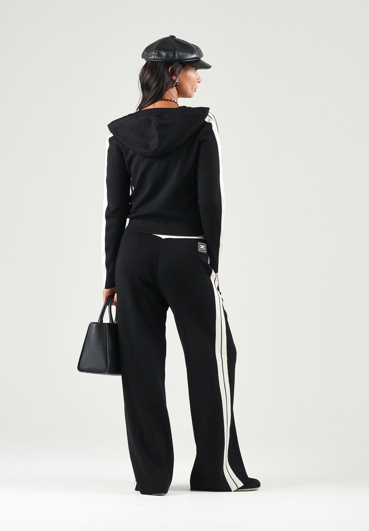 ELISABETTA FRANCHI Pantaloni JOGGER nero da donna con coulisse in vita e bande laterali a contrasto. KP75S66E2 685 ELISABETTA FRANCHI 