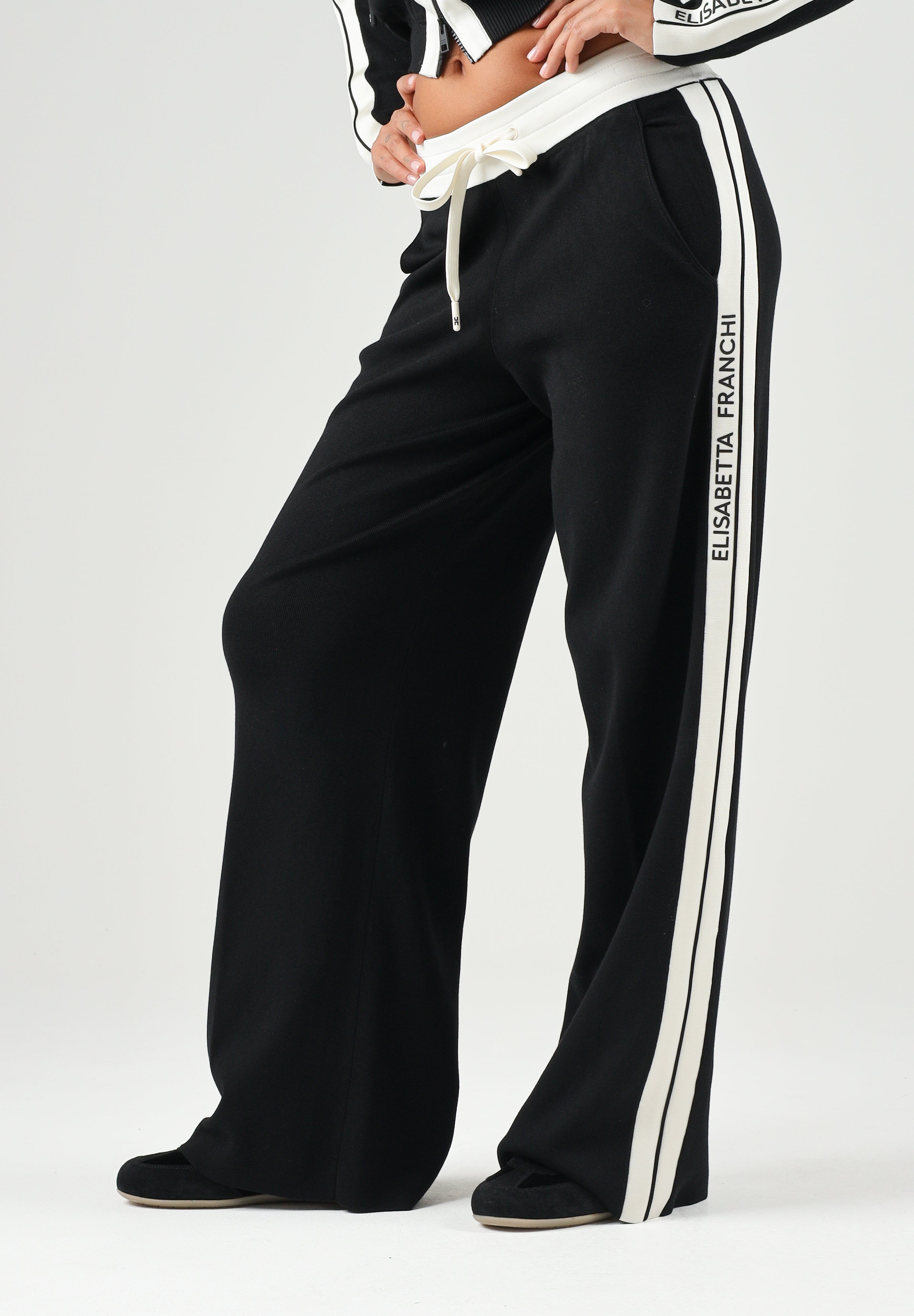 ELISABETTA FRANCHI Pantaloni JOGGER nero da donna con coulisse in vita e bande laterali a contrasto. KP75S66E2 685 ELISABETTA FRANCHI 