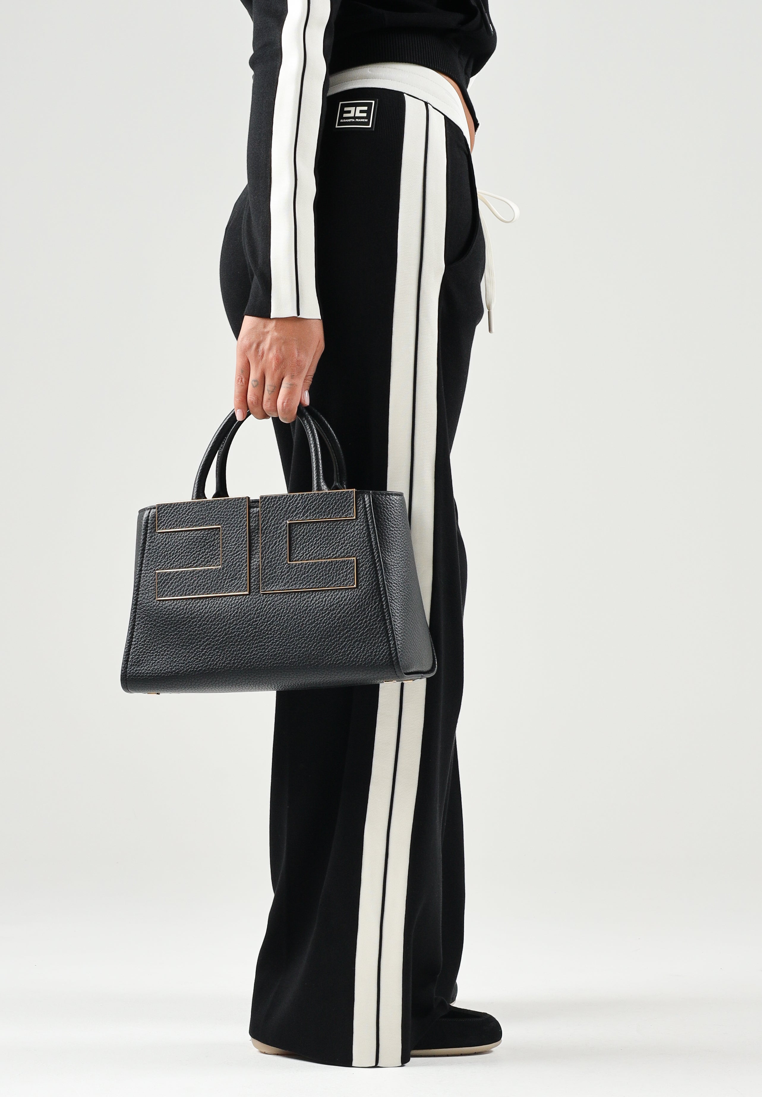 ELISABETTA FRANCHI Pantaloni JOGGER nero da donna con coulisse in vita e bande laterali a contrasto. KP75S66E2 685 ELISABETTA FRANCHI 