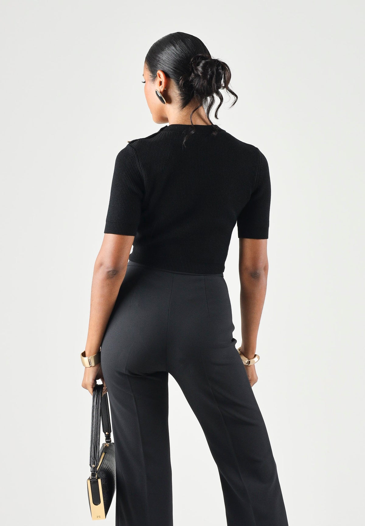 ELISABETTA FRANCHI Top in maglia nero da donna con applicazioni gioiello sulla spalla.<BR/> MK02S66E2 110 ELISABETTA FRANCHI 