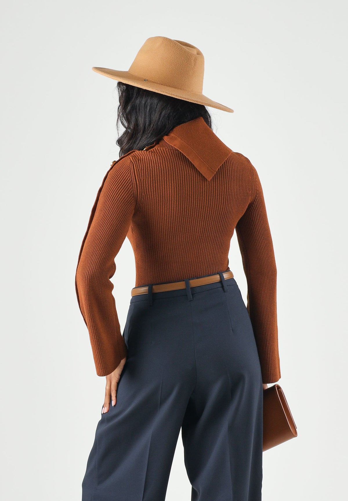ELISABETTA FRANCHI Maglione con collo asimmetrico sigaro-marrone da donna con bottoni gioiello dorati<BR/> MK03S66E2 FK3 ELISABETTA FRANCHI 