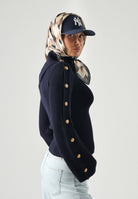 ELISABETTA FRANCHI Maglia con collo asimmetrico e bottoni gioiello Blu notte, blu scuro, donna. MK03S66E2 H88 ELISABETTA FRANCHI 