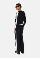 ELISABETTA FRANCHI Felpa in maglia bicolore nero e burro da donna con cappuccio e dettagli a contrasto. MK15S66E2 685 ELISABETTA FRANCHI 