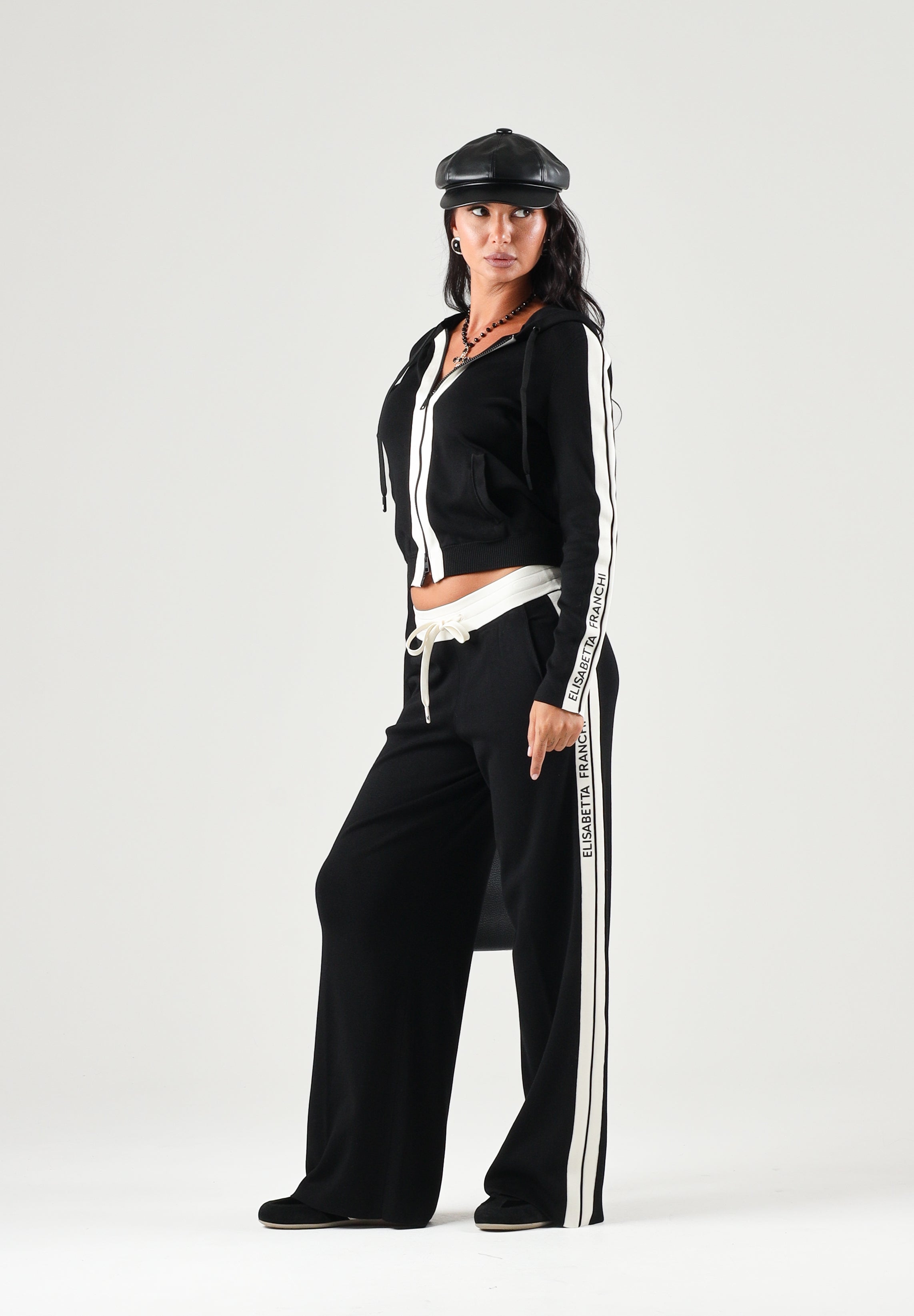 ELISABETTA FRANCHI Felpa in maglia bicolore nero e burro da donna con cappuccio e dettagli a contrasto. MK15S66E2 685 ELISABETTA FRANCHI 