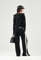 ELISABETTA FRANCHI Felpa in maglia bicolore nero e burro da donna con cappuccio e dettagli a contrasto. MK15S66E2 685 ELISABETTA FRANCHI 