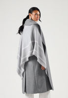 ELISABETTA FRANCHI Sciarpa in lana grigio melange-avorio da donna <BR/>con maxi logo centrale, profili a contrasto e frange. MT01F66E2 G41 ELISABETTA FRANCHI 