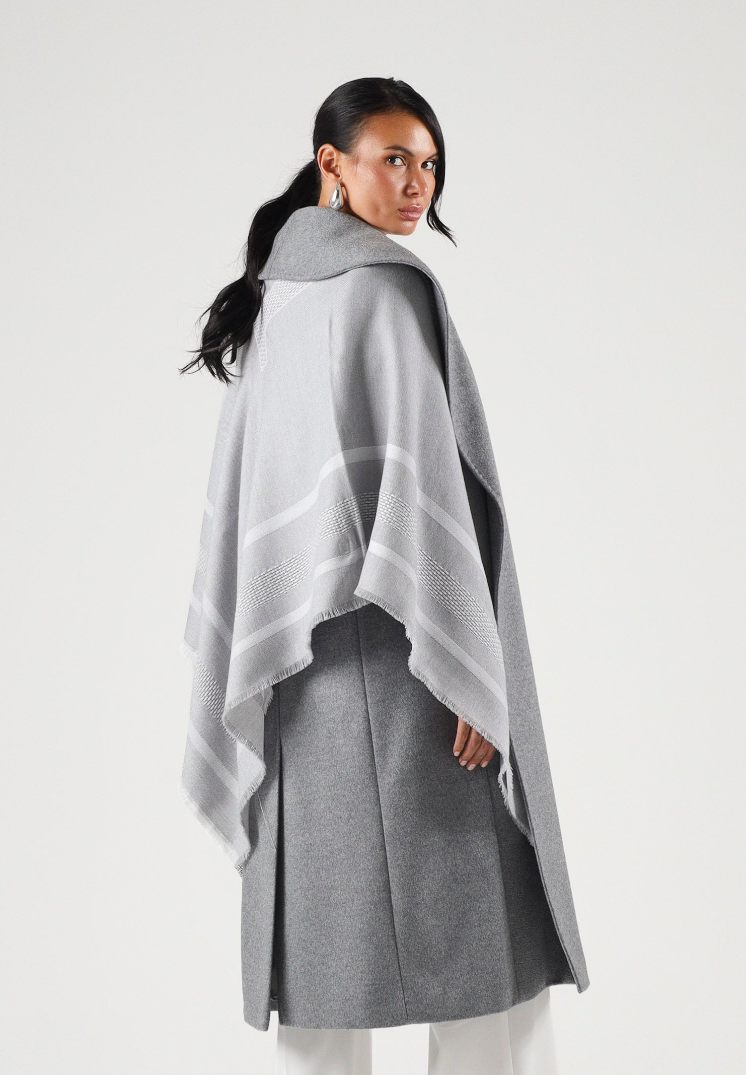 ELISABETTA FRANCHI Sciarpa in lana grigio melange-avorio da donna <BR/>con maxi logo centrale, profili a contrasto e frange. MT01F66E2 G41 ELISABETTA FRANCHI 