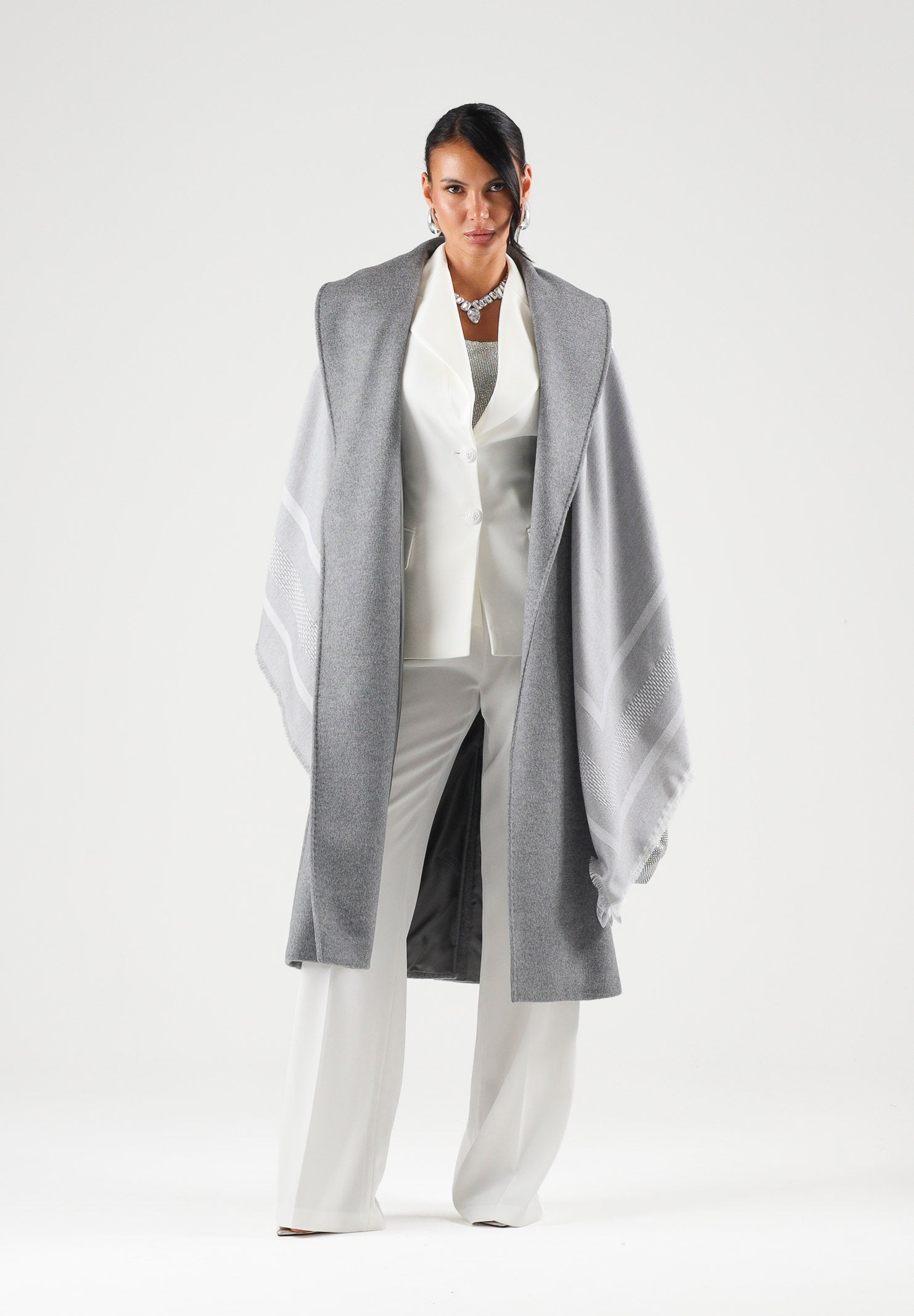 ELISABETTA FRANCHI Sciarpa in lana grigio melange-avorio da donna <BR/>con maxi logo centrale, profili a contrasto e frange. MT01F66E2 G41 ELISABETTA FRANCHI 
