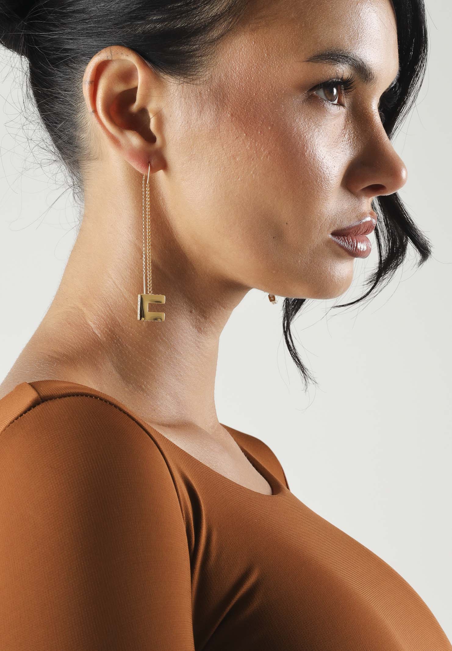 ELISABETTA FRANCHI Orecchini PASSAFILO oro giallo da donna con catena, cristalli e dettaglio logo pendente. OR33A66E2 U95 ELISABETTA FRANCHI 