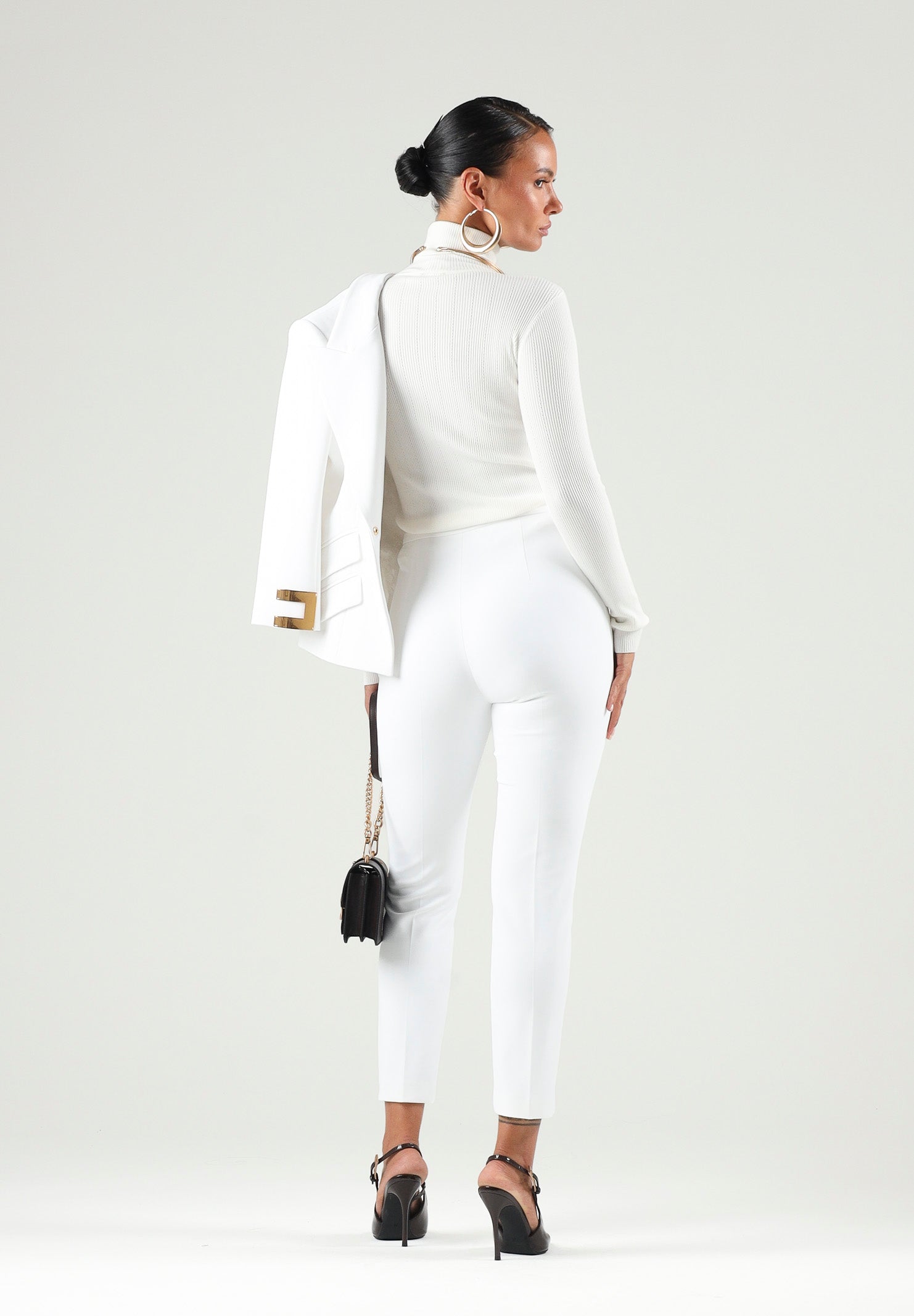 ELISABETTA FRANCHI Pantaloni  IN DOPPIO CRÊPE STRETCH Avorio- burro da donna con accessorio morsetto logato PA19566E2 360 ELISABETTA FRANCHI 