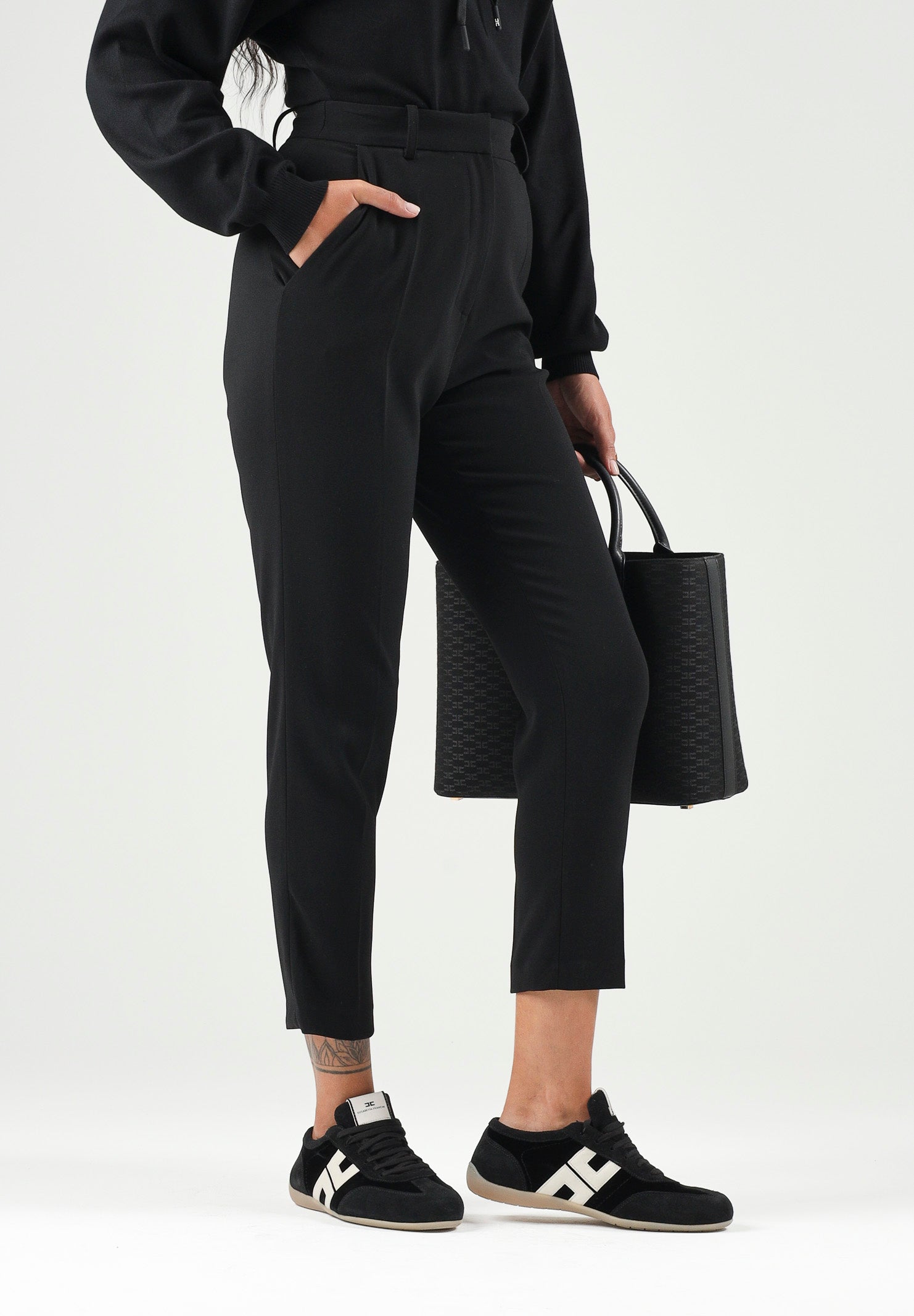 ELISABETTA FRANCHI Pantaloni in crêpe leggero nero  Donna. PA20966E2 110 ELISABETTA FRANCHI 