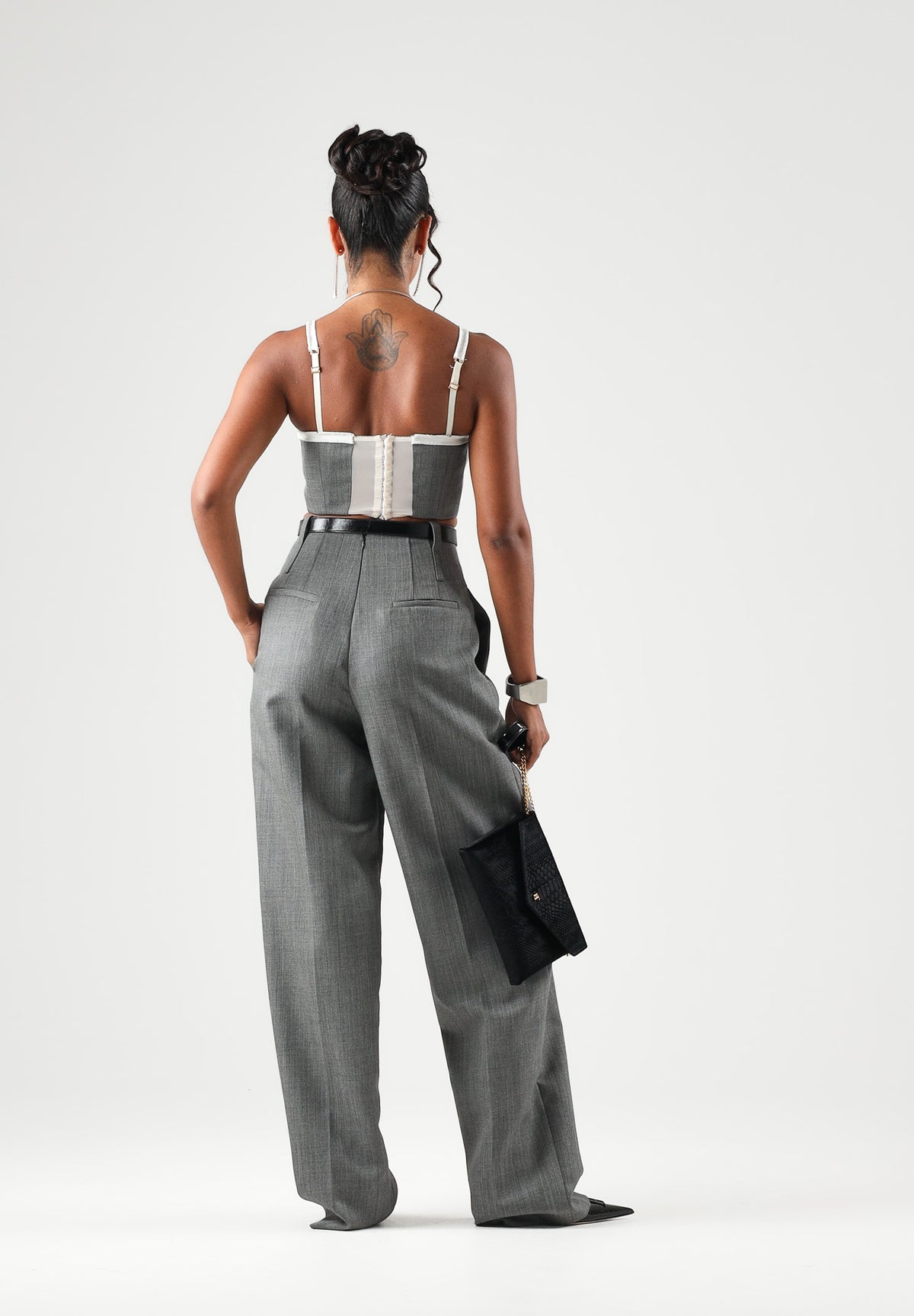 ELISABETTA FRANCHI  Pantaloni eleganti grigi da donna con tasche laterali e taglio dritto sartoriale. PA22367E2 431 ELISABETTA FRANCHI 