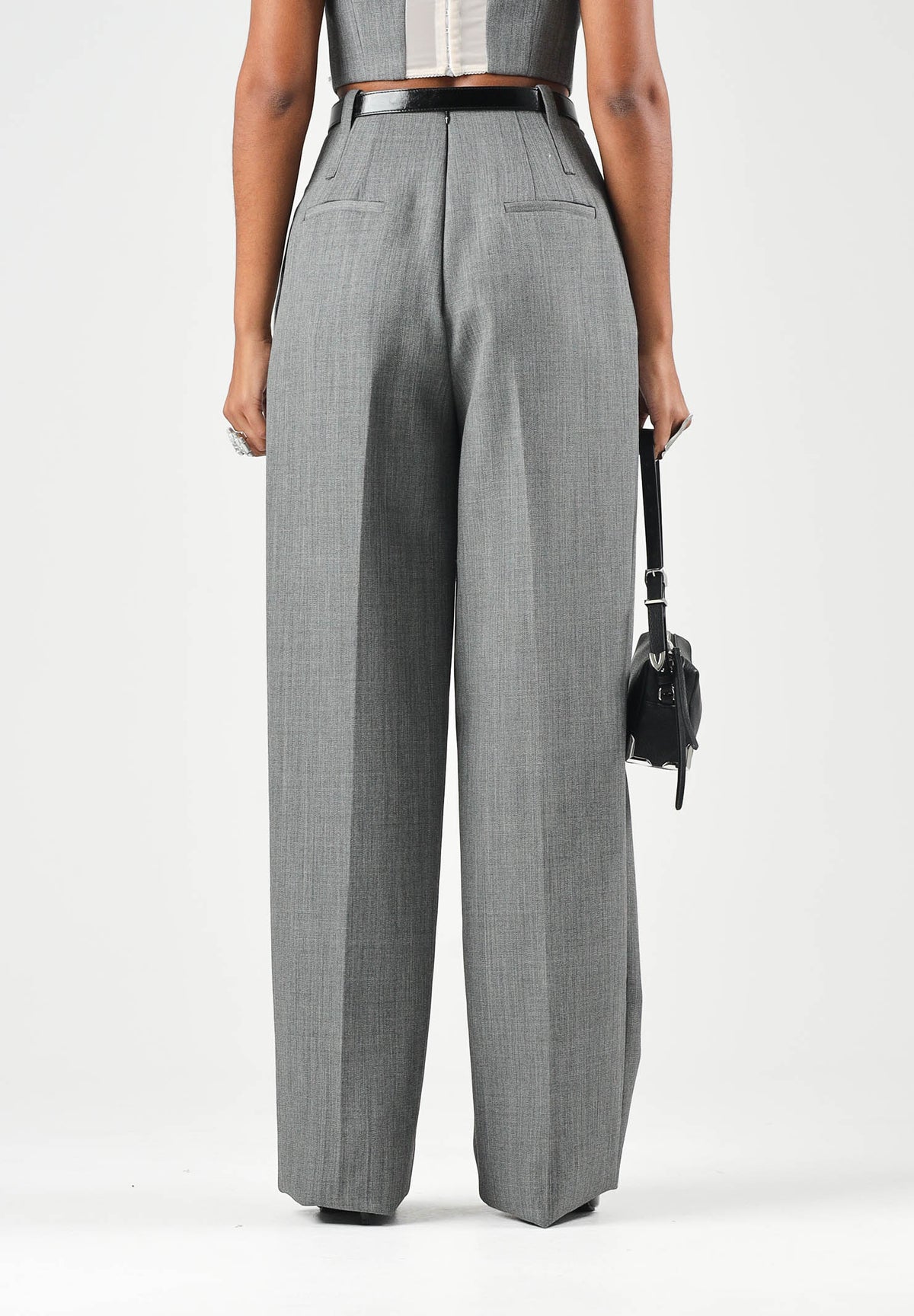 ELISABETTA FRANCHI  Pantaloni eleganti grigi da donna con tasche laterali e taglio dritto sartoriale. PA22367E2 431 ELISABETTA FRANCHI 