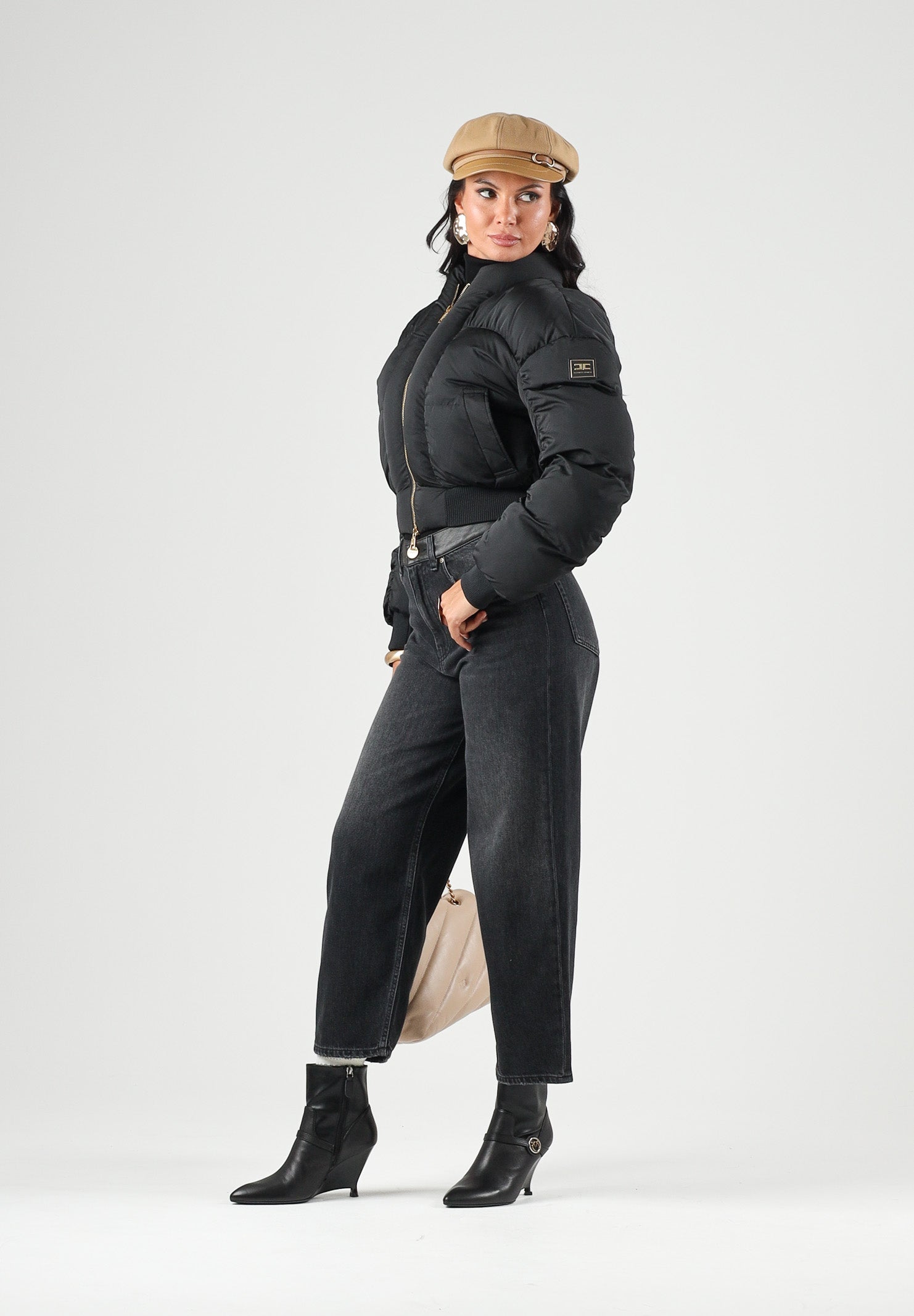 ELISABETTA FRANCHI Piumino corto nero da donna con chiusura full zip dorata. PI96D66E2 110 ELISABETTA FRANCHI 