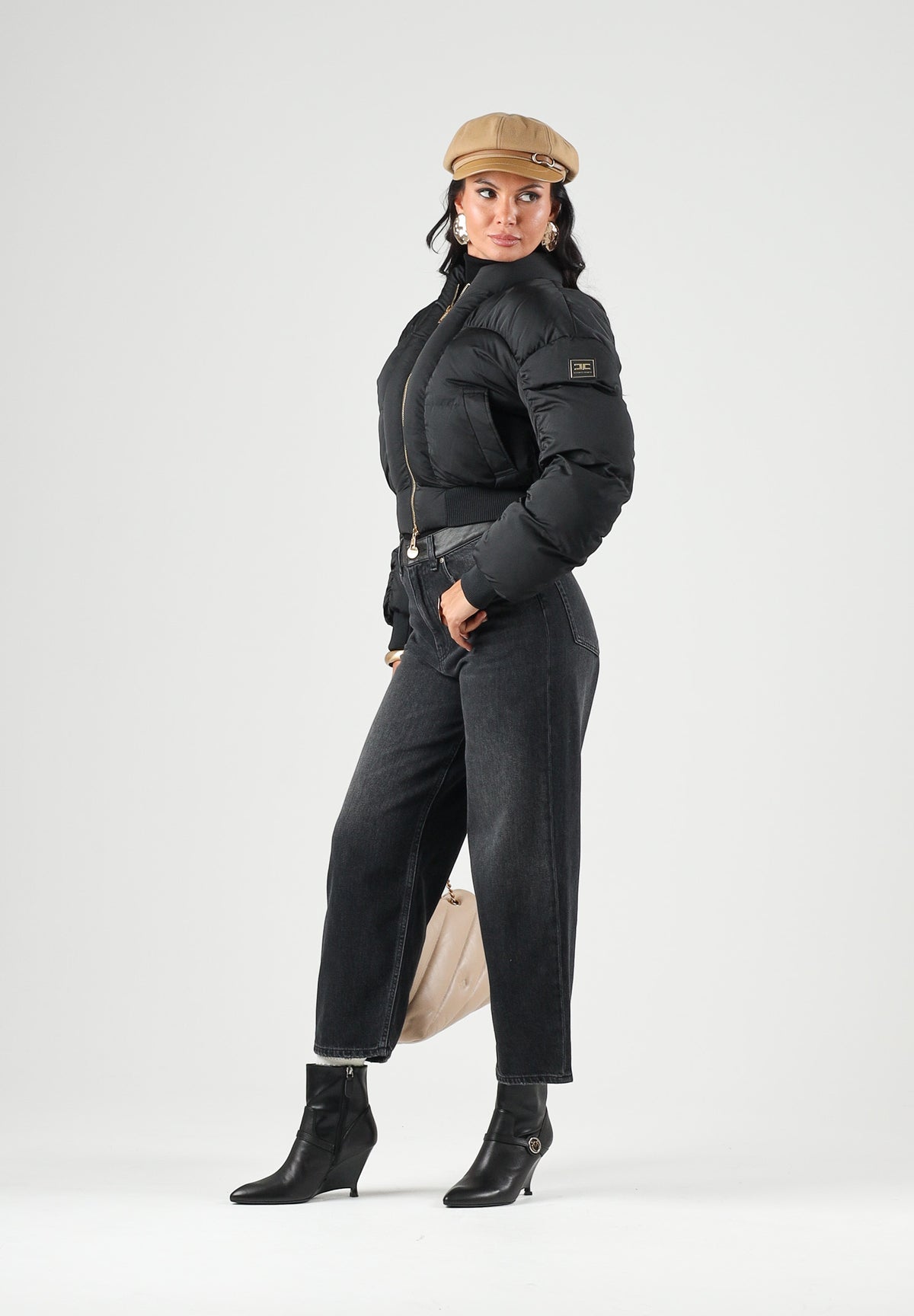 ELISABETTA FRANCHI Piumino corto nero da donna con chiusura full zip dorata. PI96D66E2 110 ELISABETTA FRANCHI 