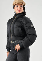 ELISABETTA FRANCHI Piumino corto nero da donna con chiusura full zip dorata. PI96D66E2 110 ELISABETTA FRANCHI 