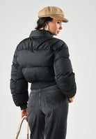 ELISABETTA FRANCHI Piumino corto nero da donna con chiusura full zip dorata. PI96D66E2 110 ELISABETTA FRANCHI 