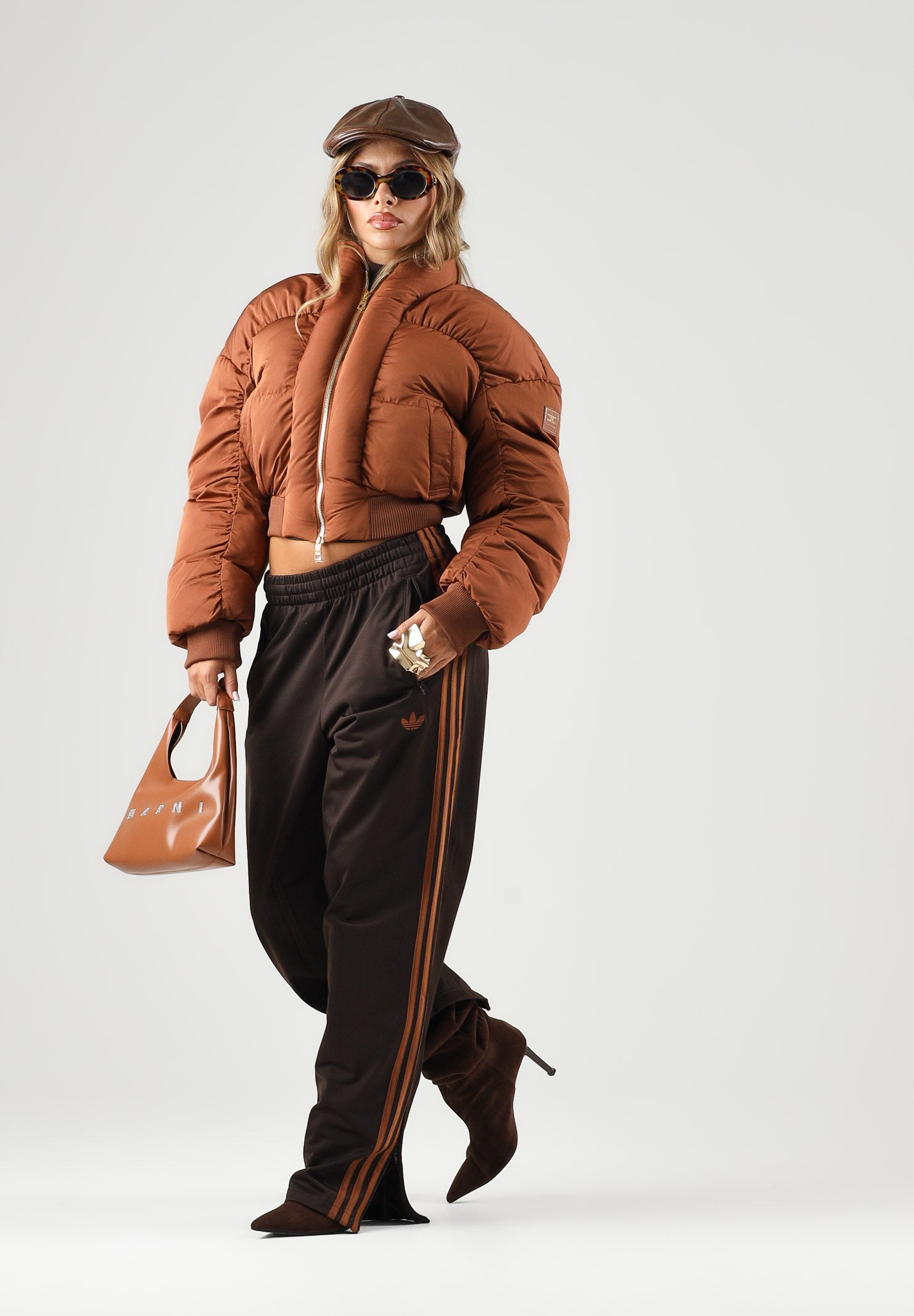 ELISABETTA FRANCHI Piumino corto sigaro-marrone da donna con chiusura full zip dorata. PI96D66E2 FK3 ELISABETTA FRANCHI 