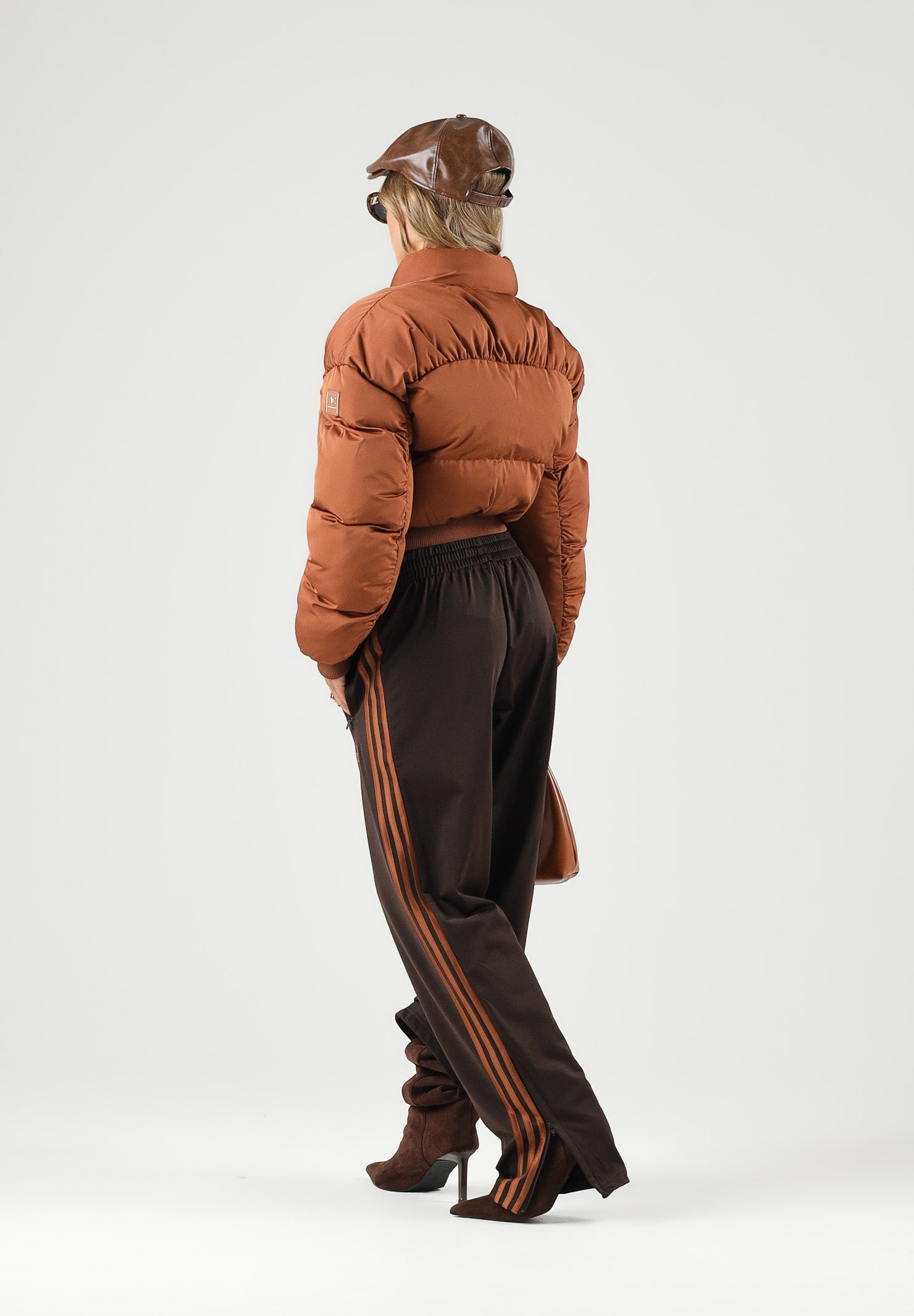 ELISABETTA FRANCHI Piumino corto sigaro-marrone da donna con chiusura full zip dorata. PI96D66E2 FK3 ELISABETTA FRANCHI 