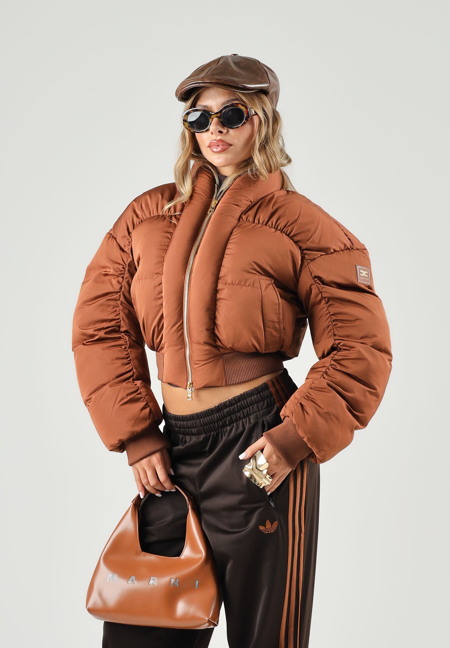 ELISABETTA FRANCHI Piumino corto sigaro-marrone da donna con chiusura full zip dorata. PI96D66E2 FK3 ELISABETTA FRANCHI 