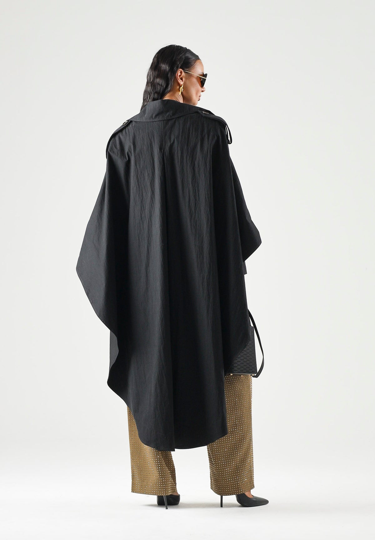 ELISABETTA FRANCHI Trench lungo nero da donna con mantella e fondo asimmetrico. SP01068E2 110 ELISABETTA FRANCHI 