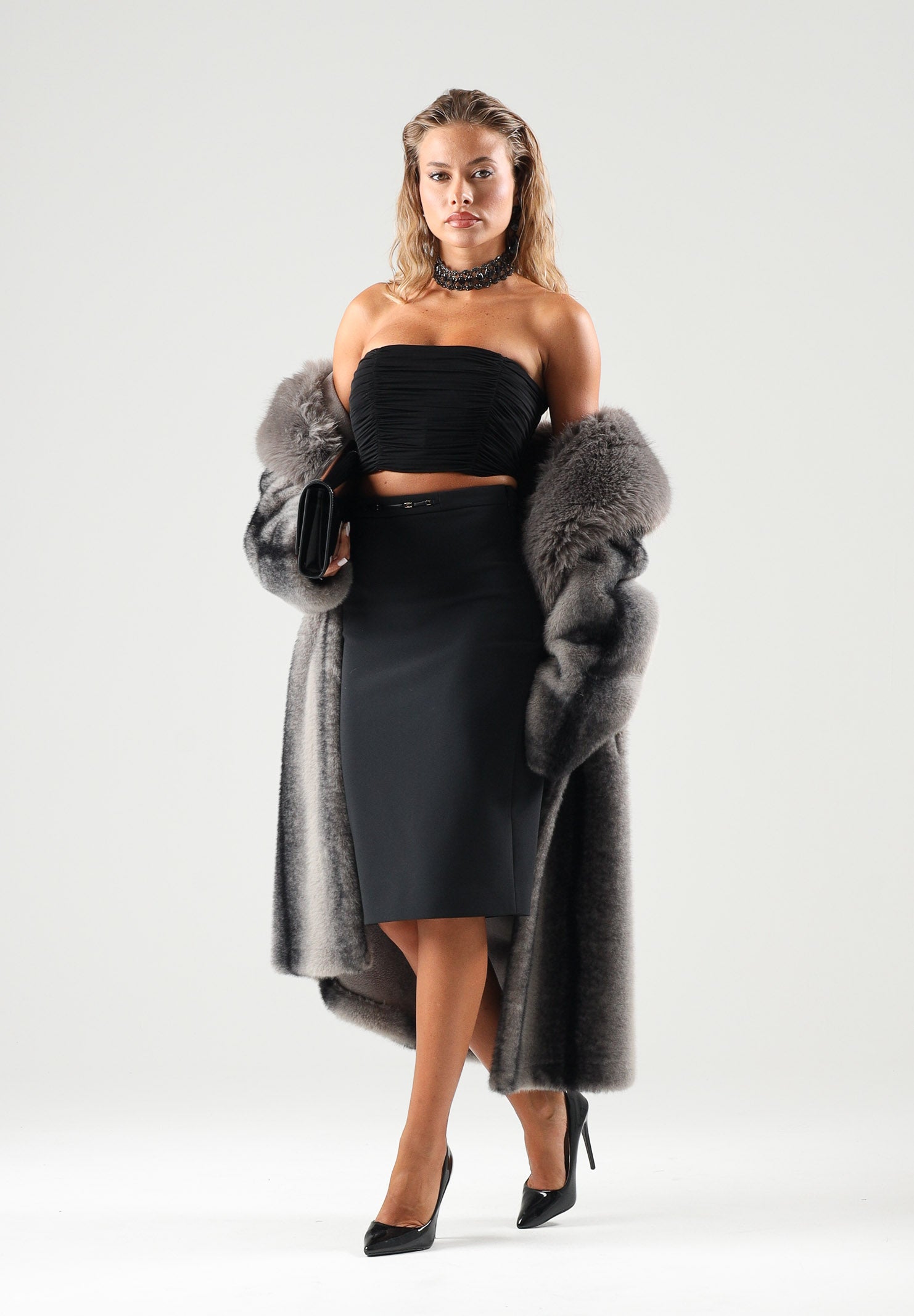 ELISABETTA FRANCHI Corpetto drappeggiato nero per donna con arricciature frontali e laccio al collo. TO09667E2 110 ELISABETTA FRANCHI 