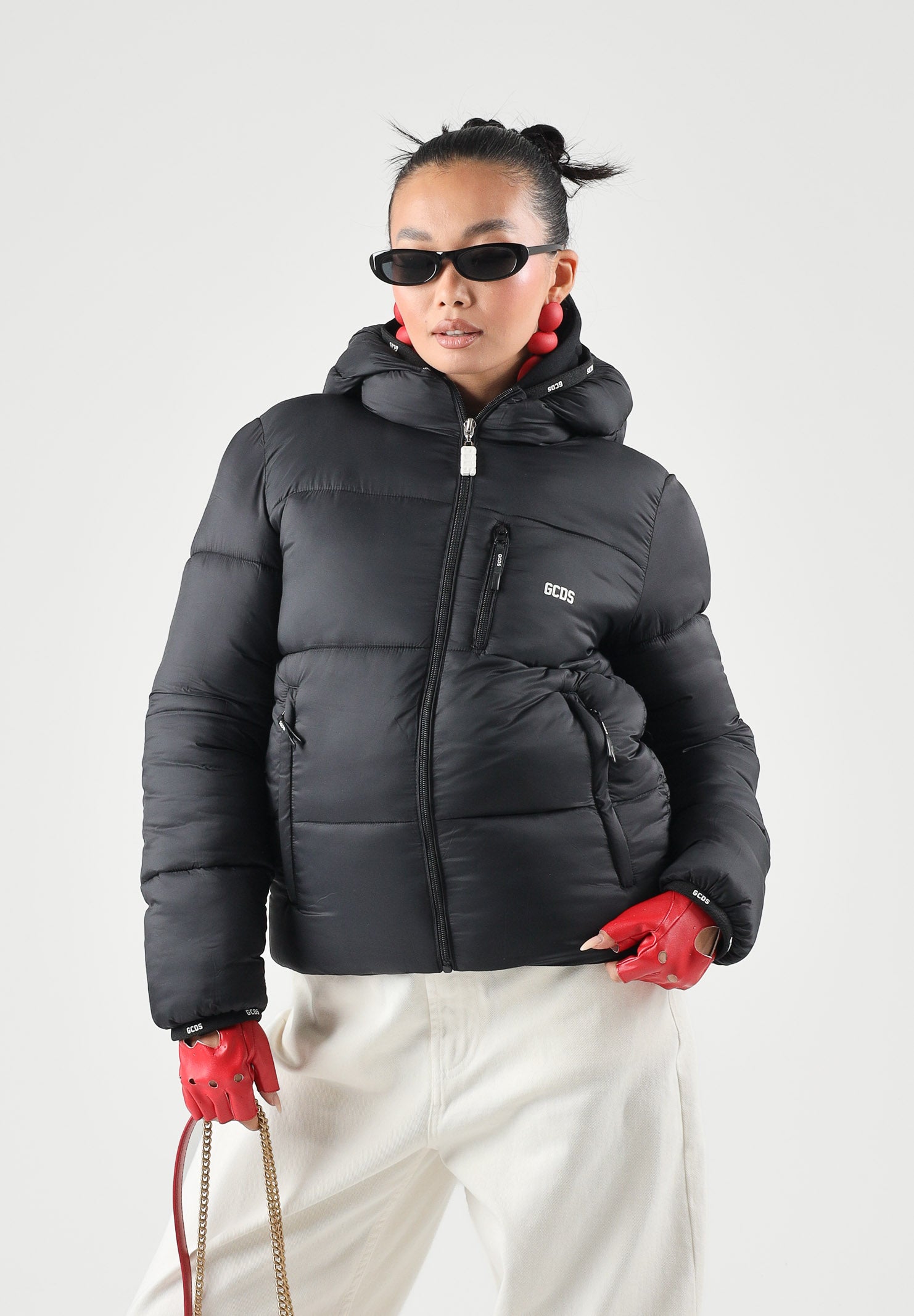 GCDS Piumino nero per donna, ragazzi e bambini con cappuccio imbottito, trapuntatura classica e patch logo C2BJQA614T340 999A GCDS 