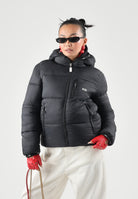 GCDS Piumino nero per donna, ragazzi e bambini con cappuccio imbottito, trapuntatura classica e patch logo C2BJQA614T340 999A GCDS 