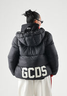 GCDS Piumino nero per donna, ragazzi e bambini con cappuccio imbottito, trapuntatura classica e patch logo C2BJQA614T340 999A GCDS 