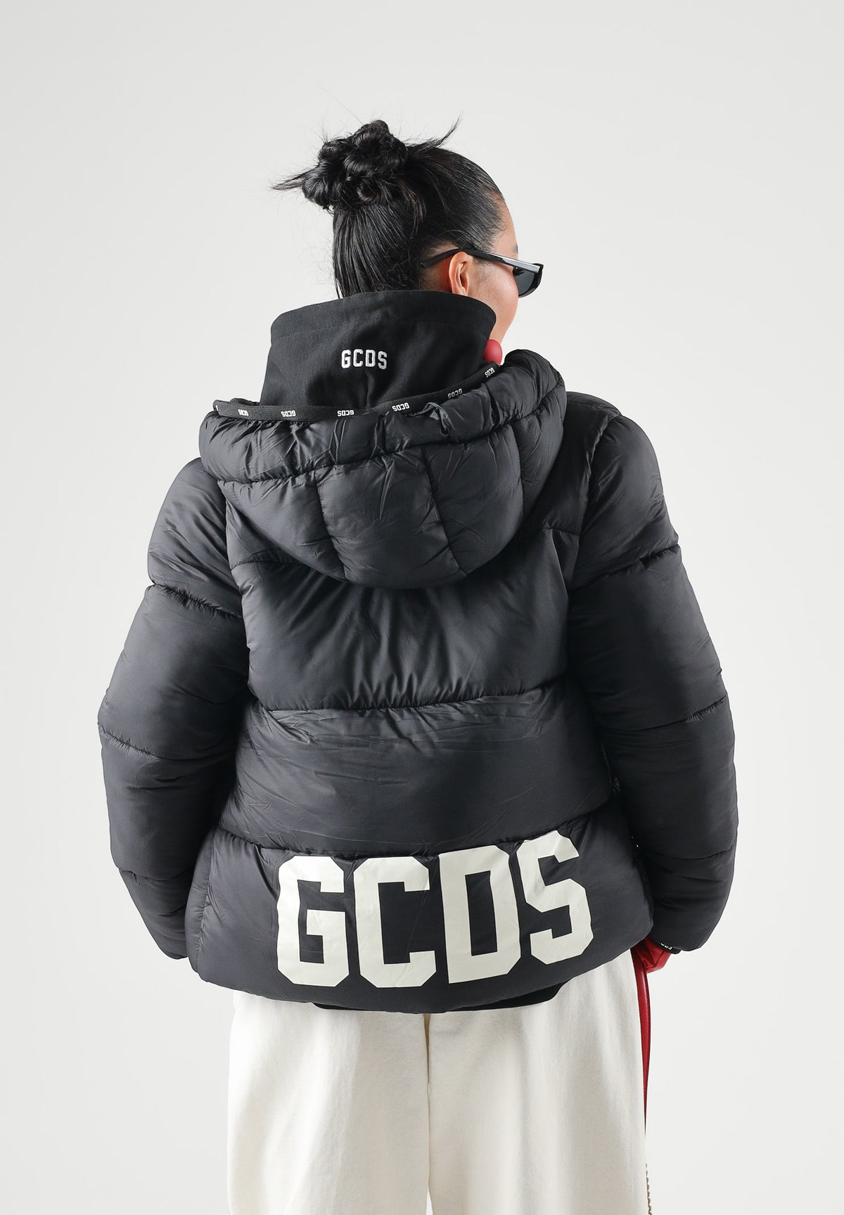 GCDS Piumino nero per donna, ragazzi e bambini con cappuccio imbottito, trapuntatura classica e patch logo C2BJQA614T340 999A GCDS 