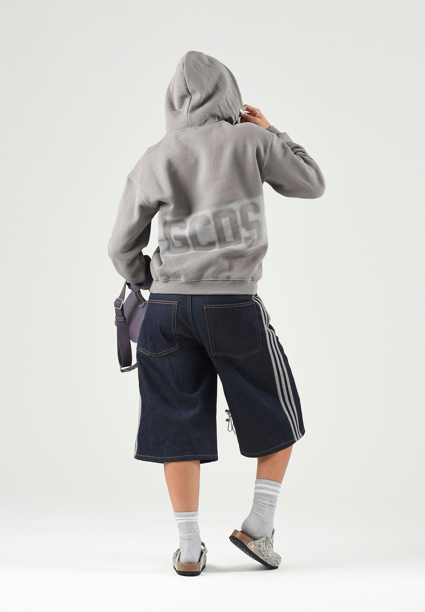 GCDS Felpa co cappuccio grigio neutro per donna, ragazzi e bambini con maxi logo GCDS a contrasto. C2BJQE528F342 953I GCDS 