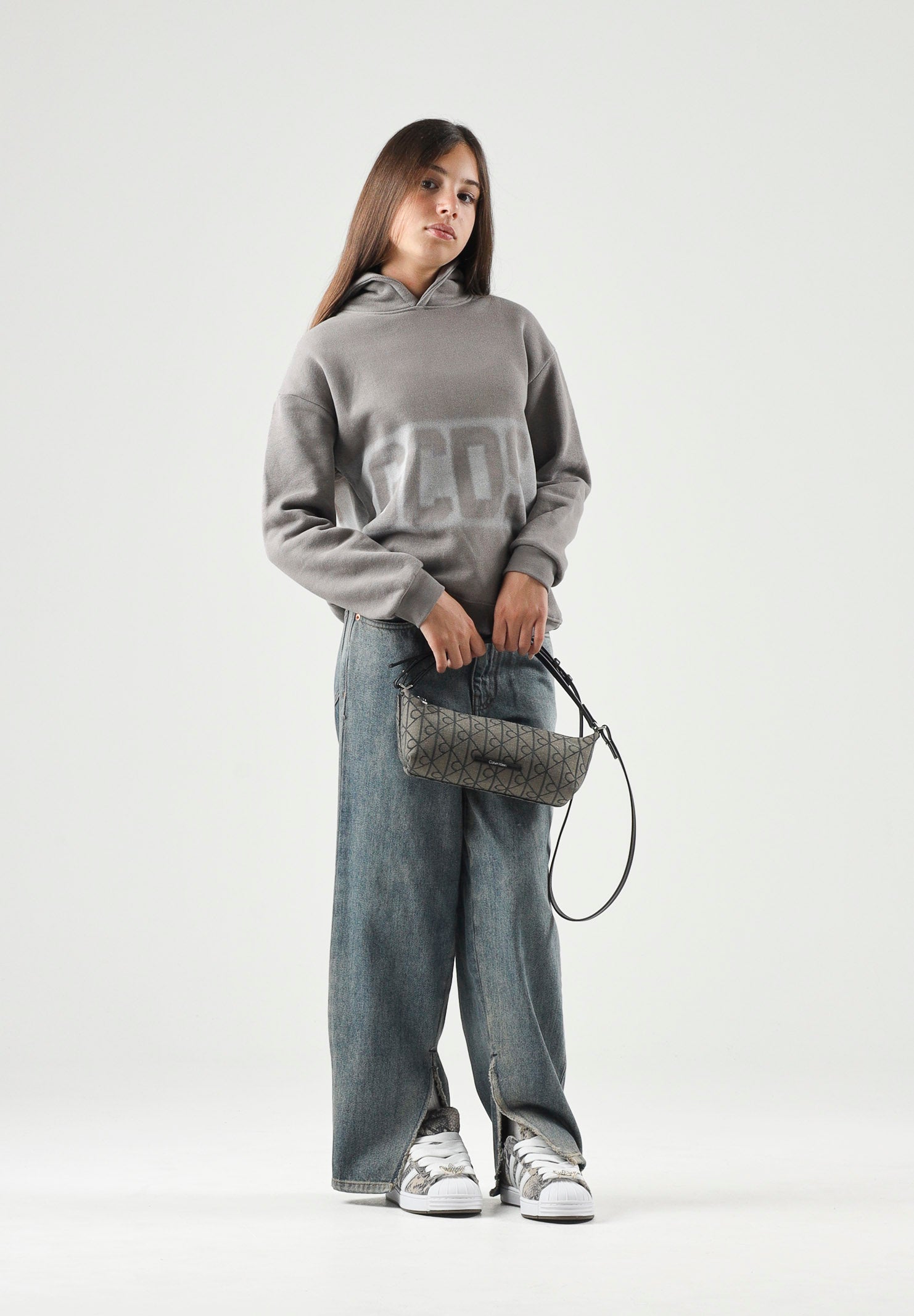 GCDS Felpa co cappuccio grigio neutro per donna, ragazzi e bambini con maxi logo GCDS a contrasto. C2BJQE528F342 953I GCDS 