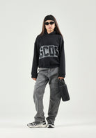 GCDS Felpa con cappuccio nera e bianca per donna, ragazzi e bambini con maxi logo GCDS sfumato a contrasto. C2BJQE528F342 999A GCDS 