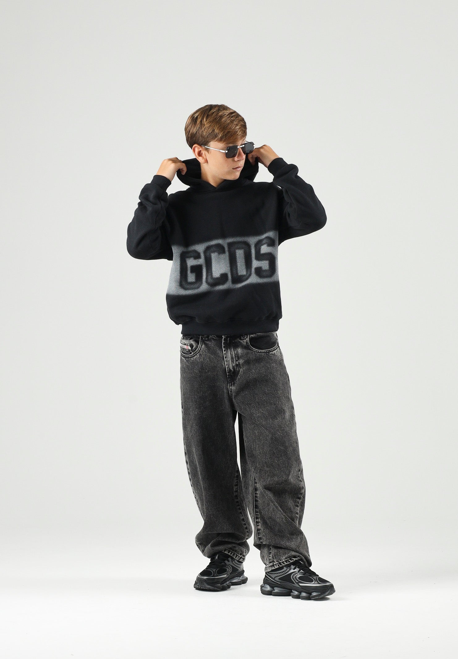 GCDS Felpa con cappuccio nera e bianca per donna, ragazzi e bambini con maxi logo GCDS sfumato a contrasto. C2BJQE528F342 999A GCDS 