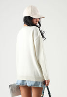 GCDS Maglione bianco e rosa per donna, ragazzi e bambini con girocollo, lavorazione a maglia morbida e logo frontale in evidenza. C2GJQF586K347 157P GCDS 