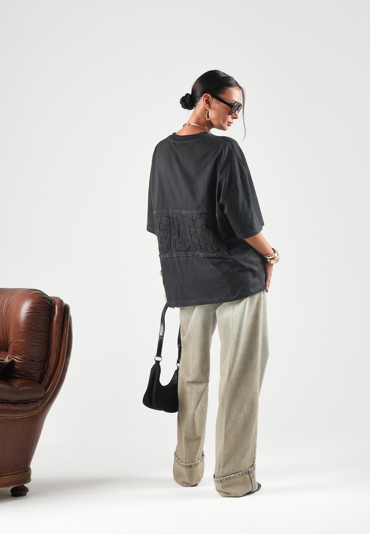 GCDS T-shirt manica corta con maxi logo GCDS meteorite nero antracite per uomo e donna C2MWQC002J080 990B GCDS 