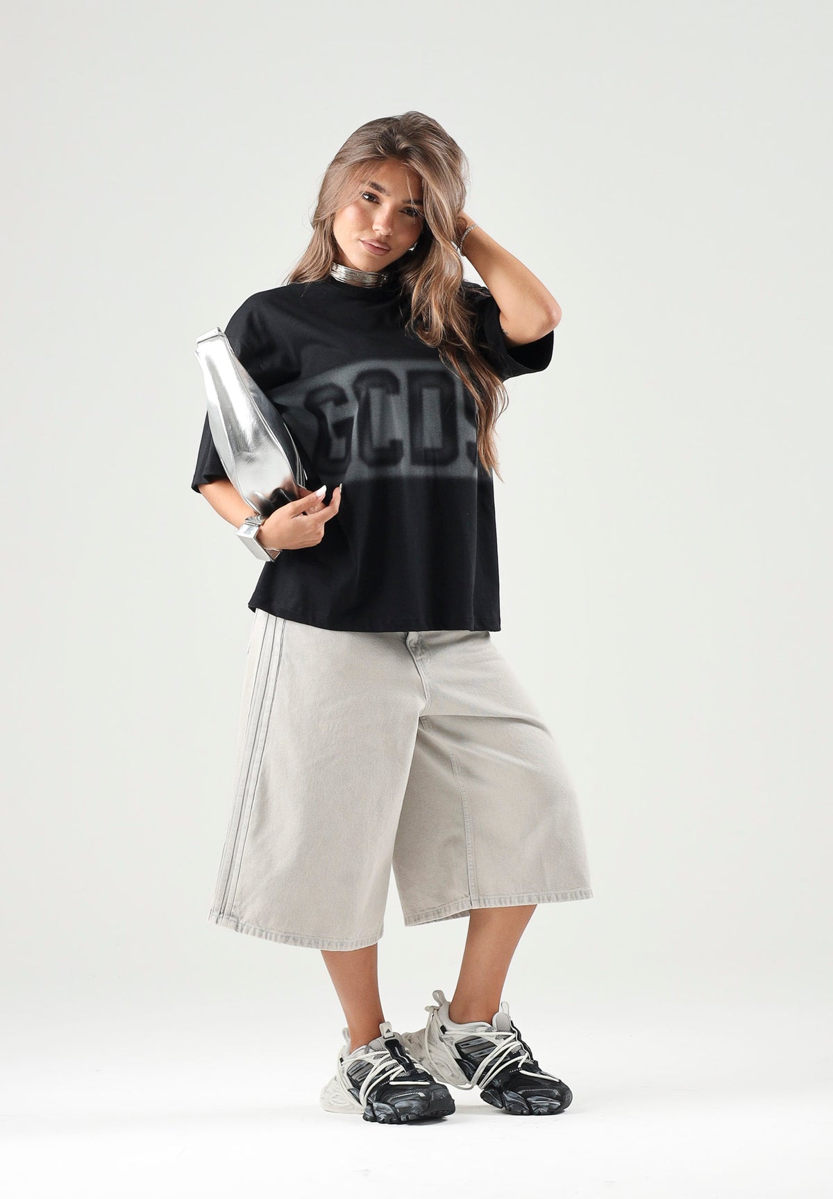 GCDS T-shirt manica corta nera per uomo e donna con maxi logo frontale a contrasto. C2MWQC225J079 999I GCDS 