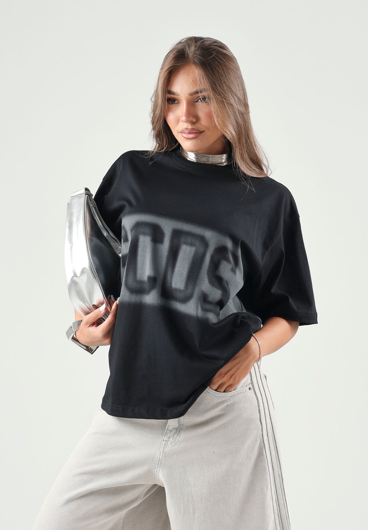 GCDS T-shirt nera da uomo con maxi logo frontale a contrasto. C2MWQC225J079 999I GCDS 