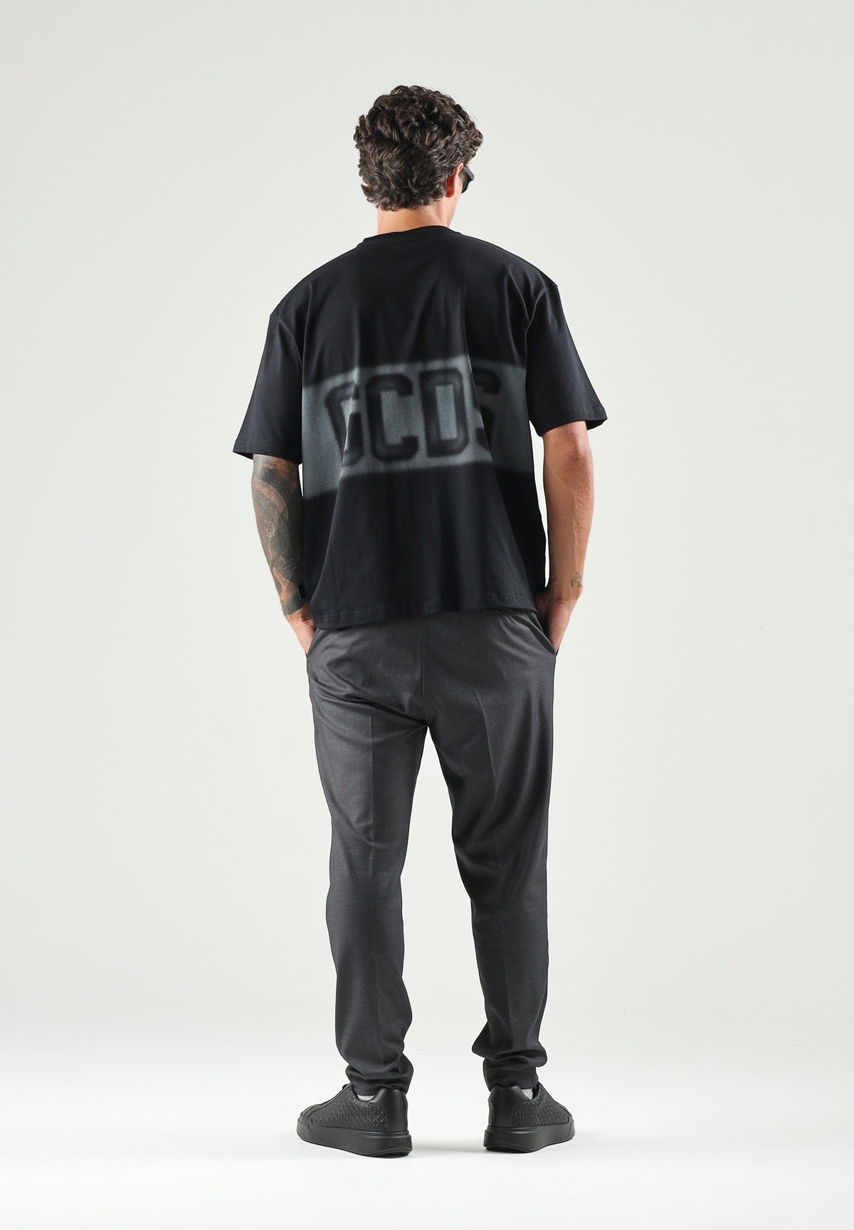 GCDS T-shirt manica corta nera per uomo e donna con maxi logo frontale a contrasto. C2MWQC225J079 999I GCDS 