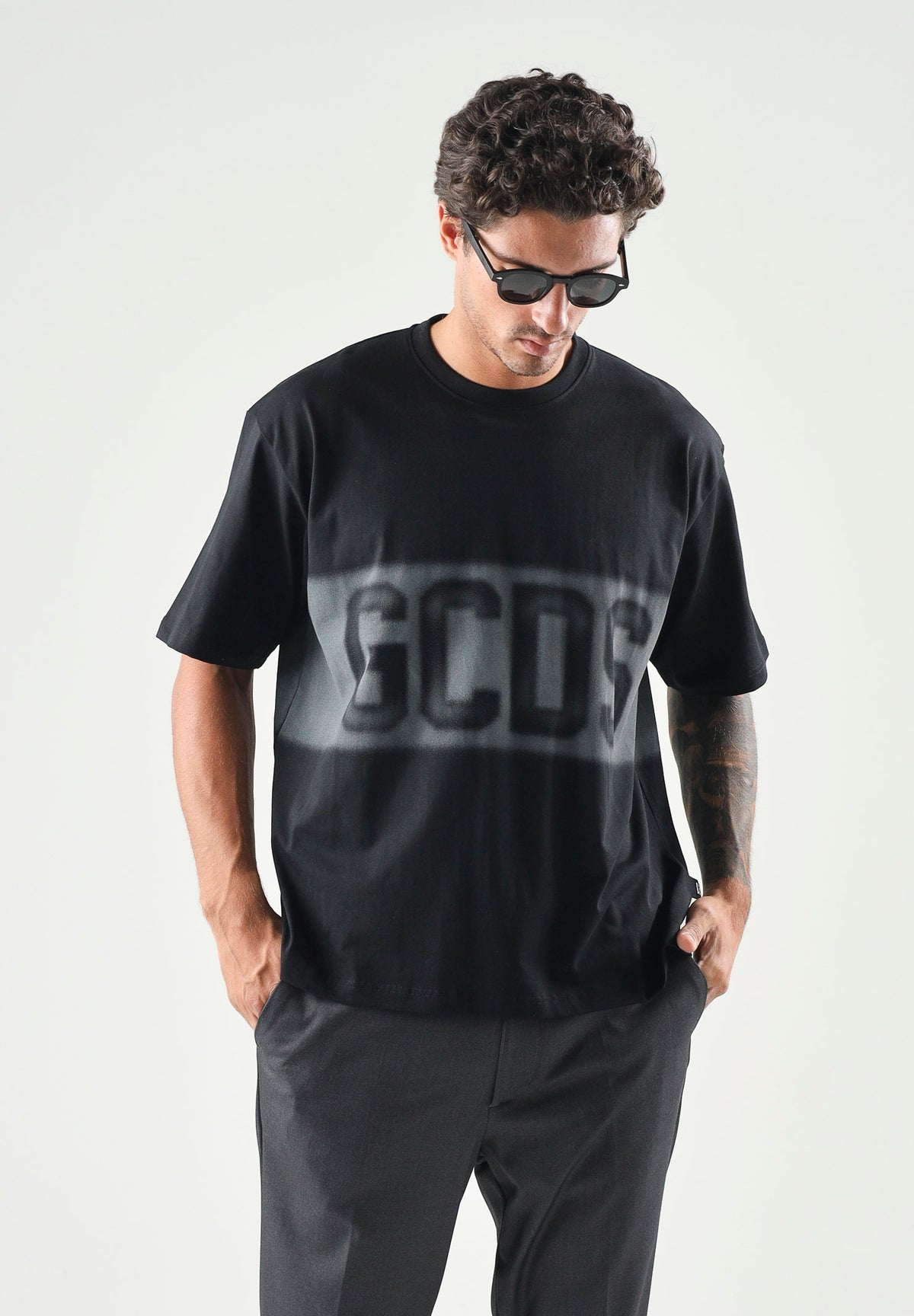 GCDS T-shirt nera da uomo con maxi logo frontale a contrasto. C2MWQC225J079 999I GCDS 