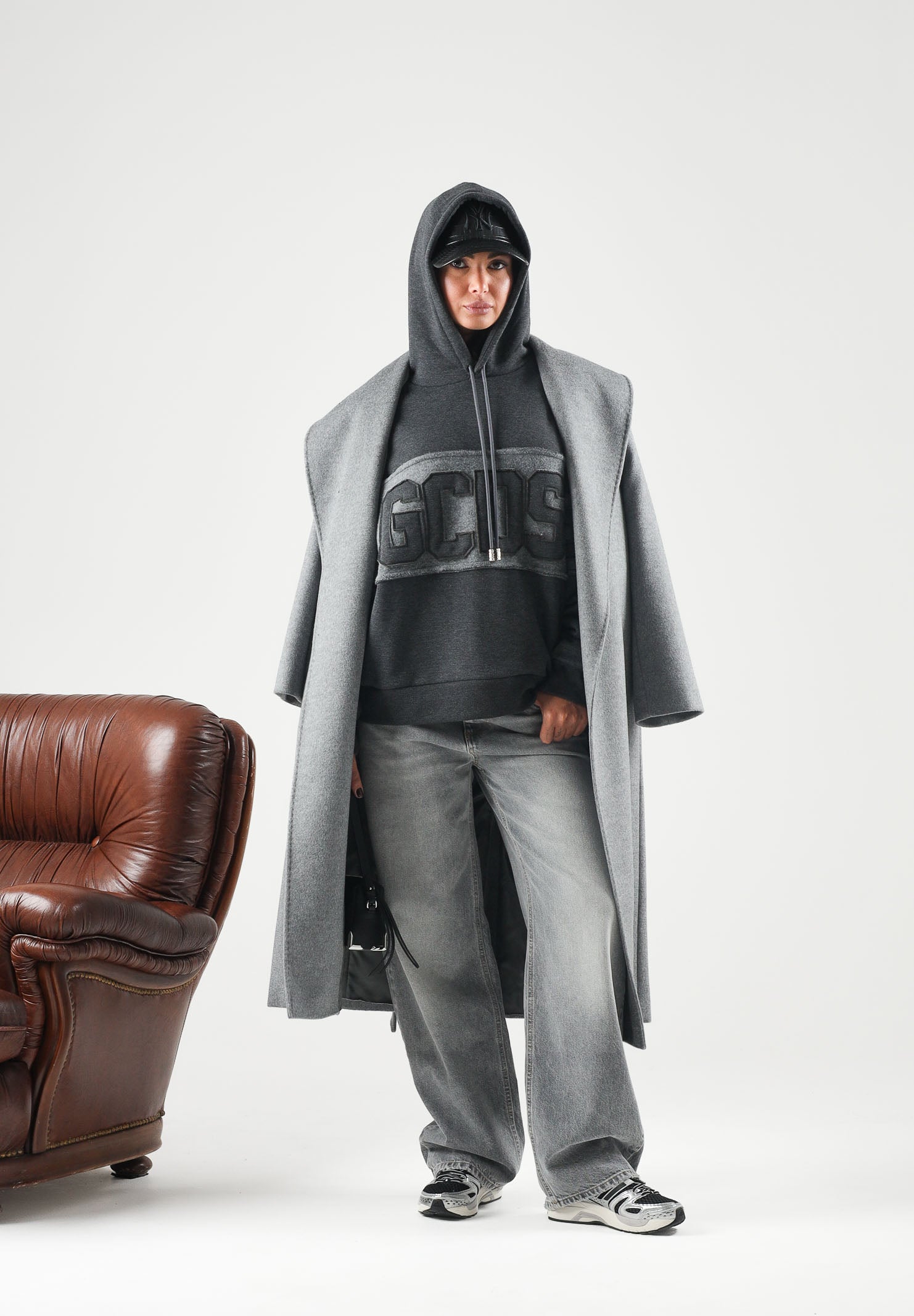 GCDS Felpa con cappuccio HOODIE WITH LOGO PATCH grigia per uomo e donna C2MWQE004F169 975I GCDS 