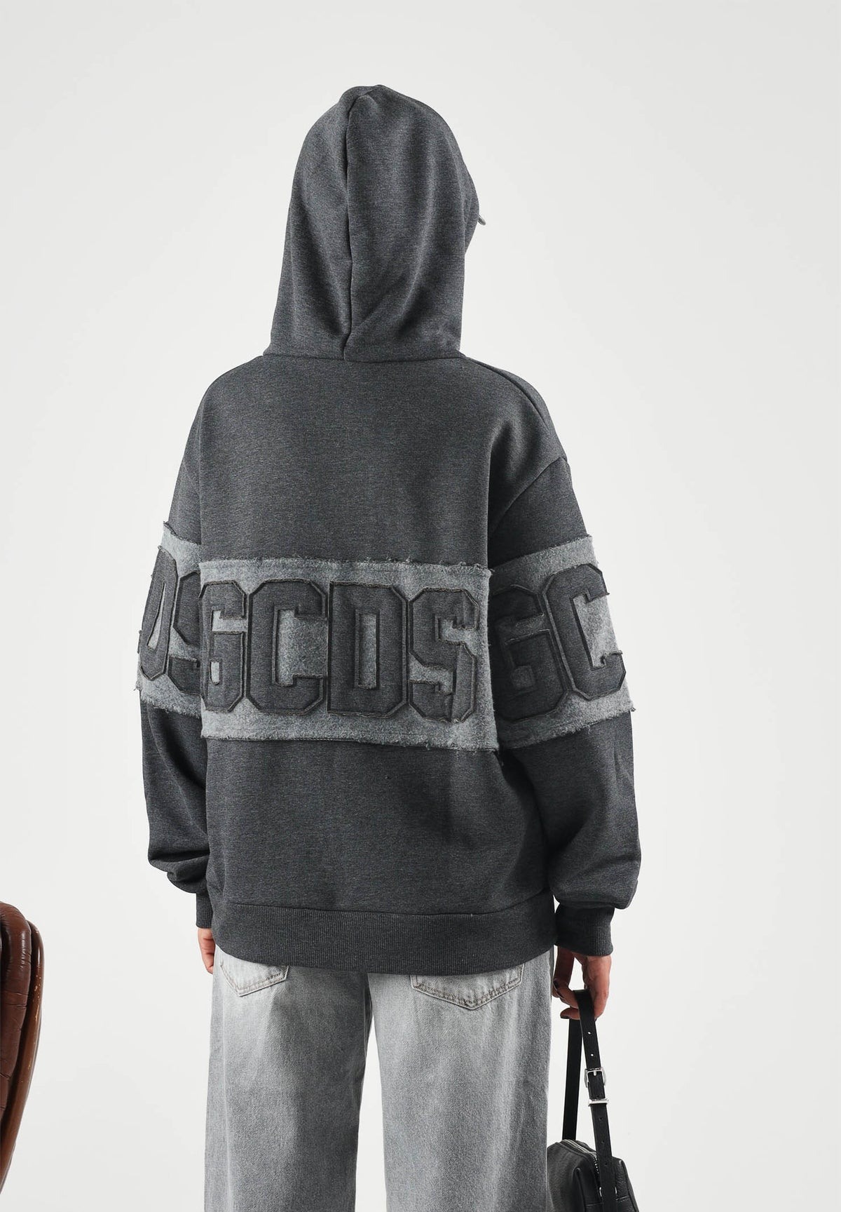 GCDS Felpa con cappuccio HOODIE WITH LOGO PATCH grigia per uomo e donna C2MWQE004F169 975I GCDS 