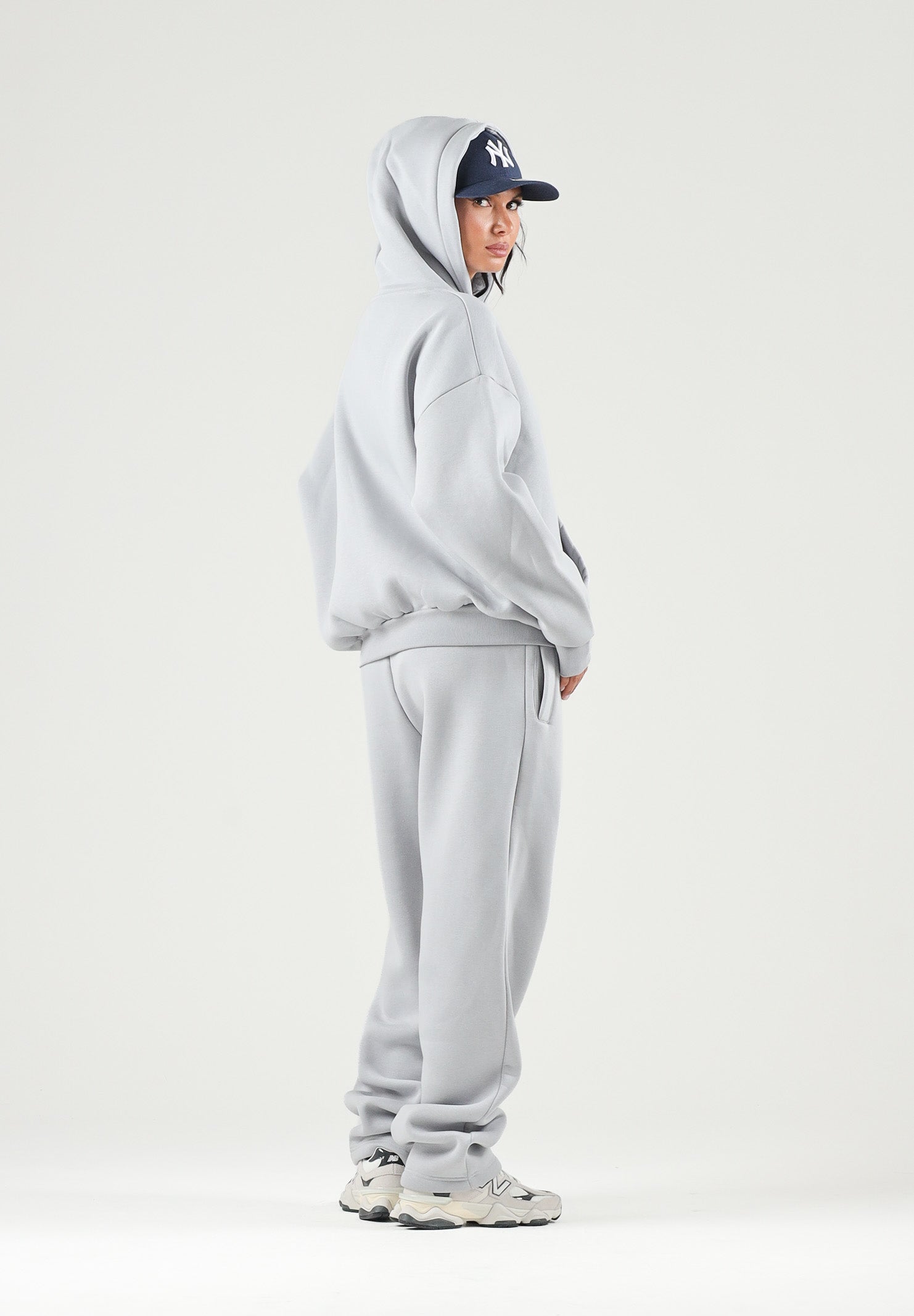 GCDS Felpa con cappuccio HOODIE EMBROIDERED LOGO alloy grey grigio  per uomo e donna  con maxi logo ricamato in rilievo. C2MWQE028F244 932I GCDS 