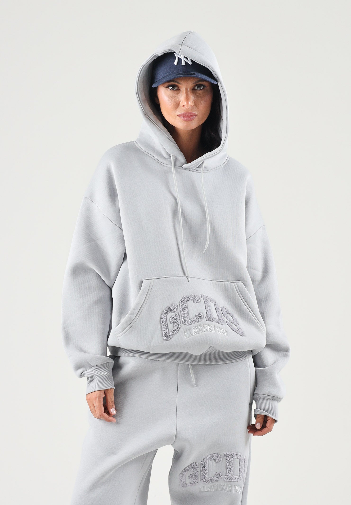 GCDS Felpa con cappuccio HOODIE EMBROIDERED LOGO alloy grey grigio  per uomo e donna  con maxi logo ricamato in rilievo. C2MWQE028F244 932I GCDS 