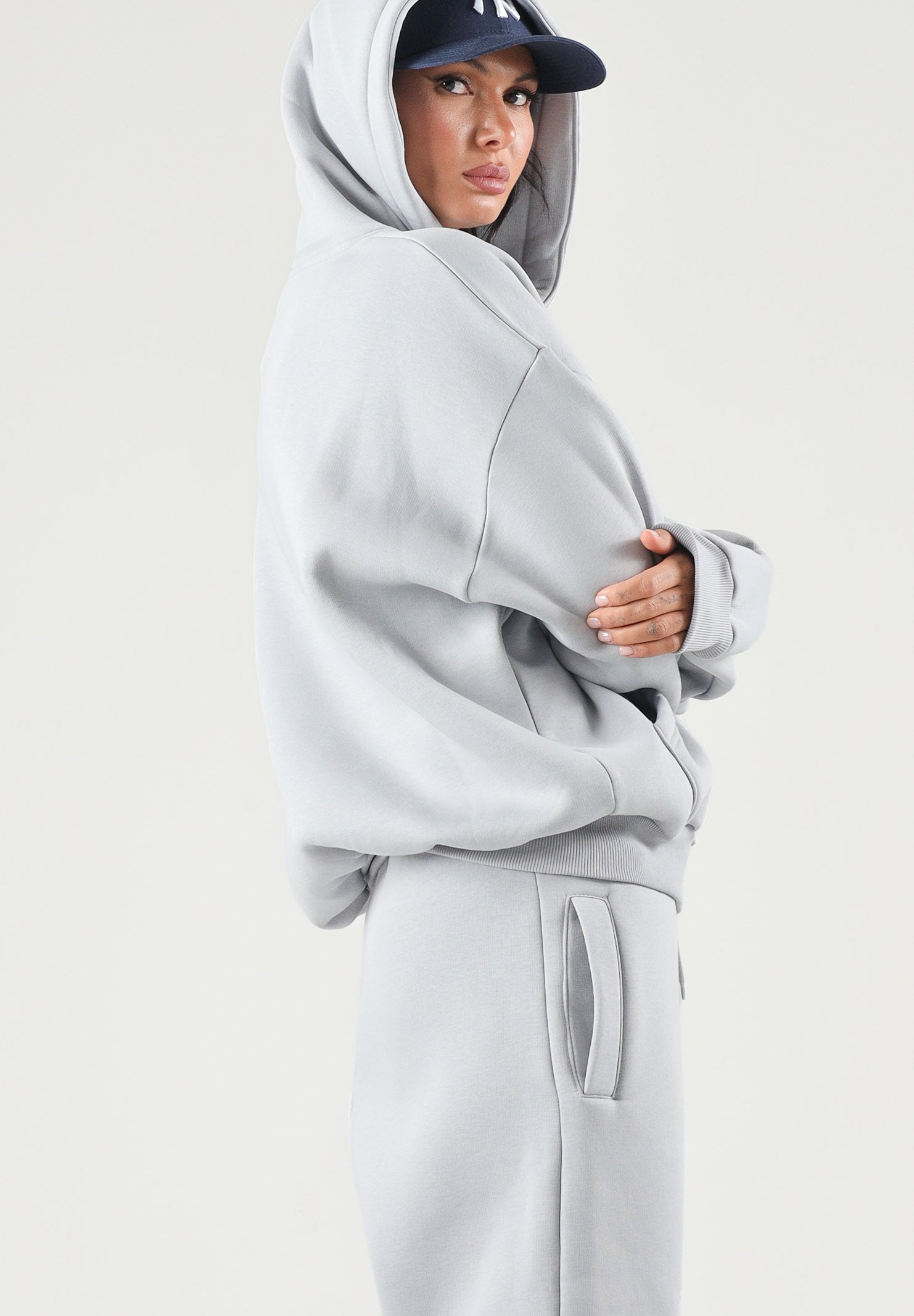 GCDS Felpa con cappuccio HOODIE EMBROIDERED LOGO alloy grey grigio  per uomo e donna  con maxi logo ricamato in rilievo. C2MWQE028F244 932I GCDS 