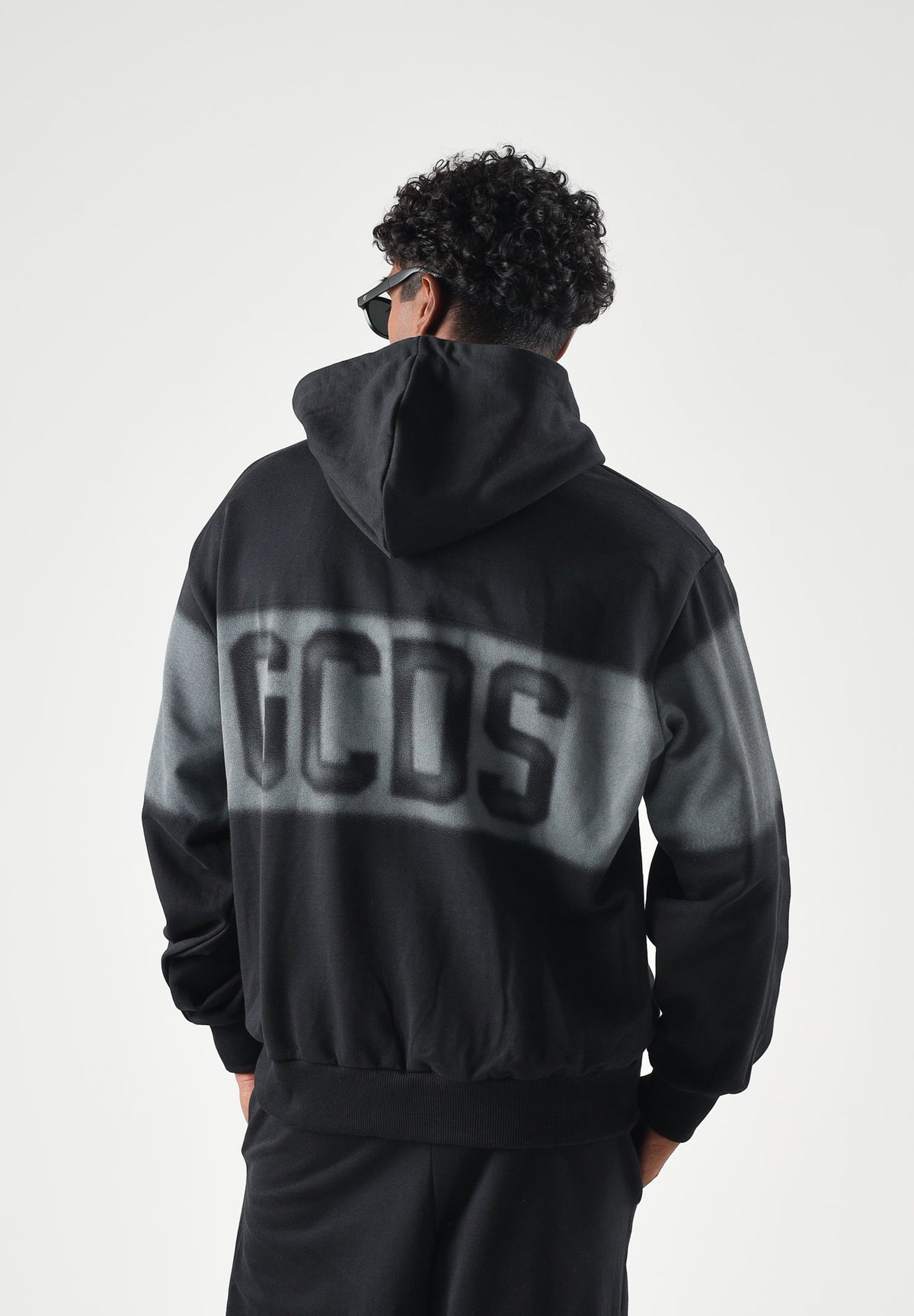 GCDS Felpa con cappuccio nera per uomo e donna con maxi logo frontale C2MWQE233F034 999I GCDS 